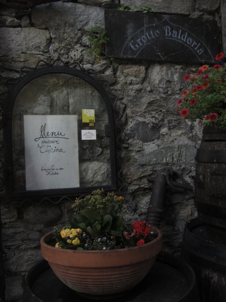 Das beliebte Restaurant «Grotto Baldoria»: Fürs Menü bitte in der Küche vorbeigehen. Ein einfaches Gastronomiekonzept, das überzeugt. 
