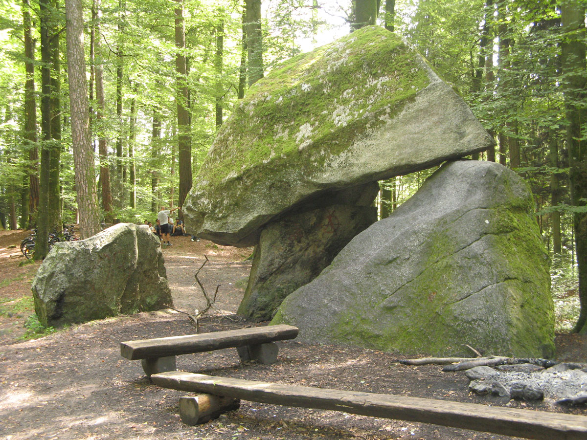 Es gibt grössere und bedeutendere Findlinge im Aargau: Zum Beispiel der Erdmannlistein bei Wohlen.