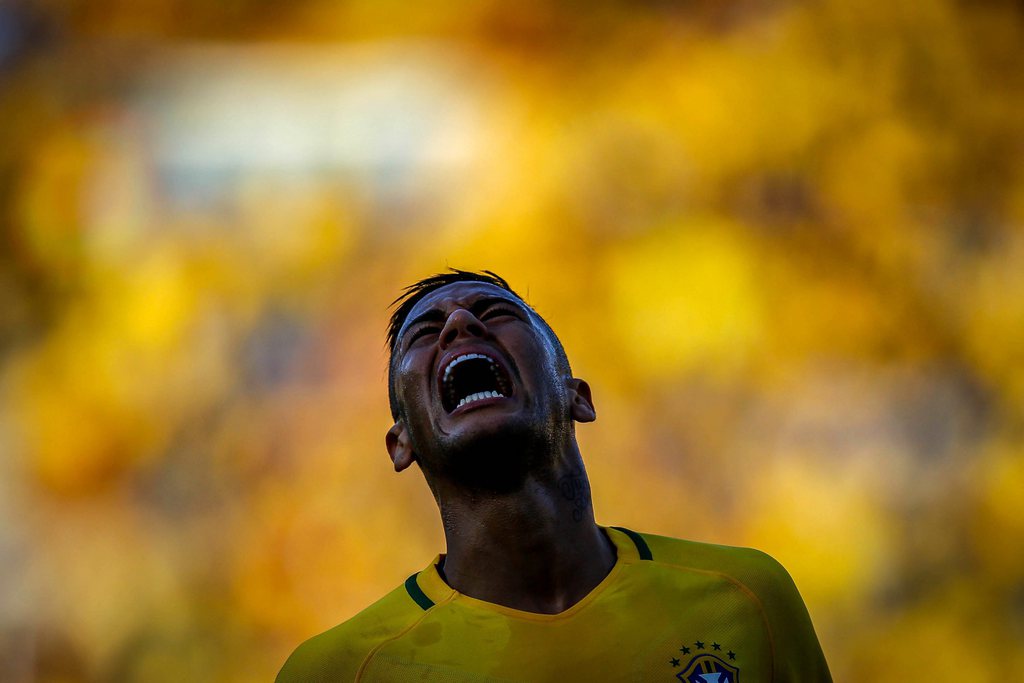 epa05449300 Neymar (L) of Brazil reacts during a friendly match between the Olympic teams of Brazil and Japan at the Serra Dourada stadium in Goiania, Brazil, 30 July 2016. Brazil will face South Africa on 04 August 2016 in the opening match of the Men's Olympic soccer tournament. EPA/Fernando Bizerra Jr.