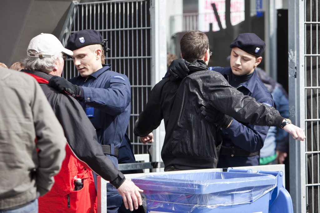 Securitas kontrollieren die Zuschauer am Super League Fussballspiel FC St. Gallen gegen den FC Luzern am Sonntag, 11. Maerz 2010 in der AFG Arena in St. Gallen. (KEYSTONE/Ennio Leanza)