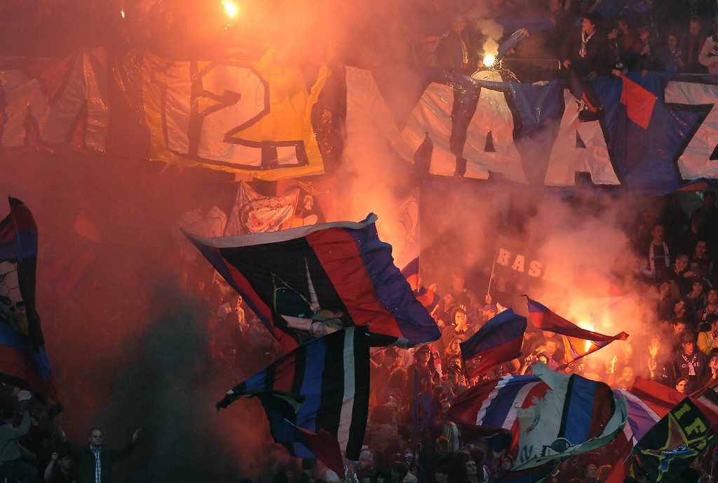 Die Basler Fans halfen als 12. Mann, der Mannschaft auf dem Feld beim Fussball Meisterschaftsspiel der Super League zwischen den Young Boys und Basel am Mittwoch, 10. Mai 2006, im Stade de Suisse Wankdorf in Bern. (KEYSTONE/Lukas Lehmann)