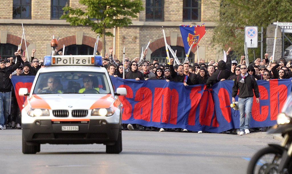 Marsch der Basler Fans zum Stadion vor dem Fussballspiel der Super League FC Zuerich gegen den FC Basel im Letzigrund - Stadion in Zuerich am Mittwoch, 8. Mai 2013. (KEYSTONE/STF)
