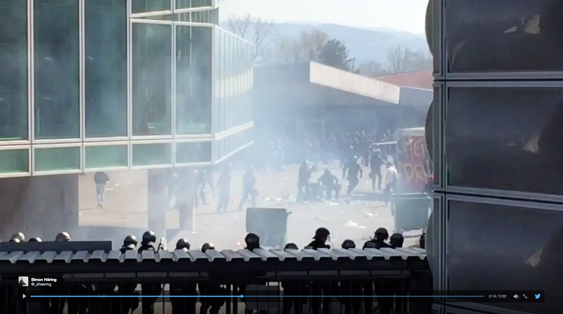 Momentaufnahme der Fan-Ausschreitungen am 10. April 2016 am St.-Jakob-Park.