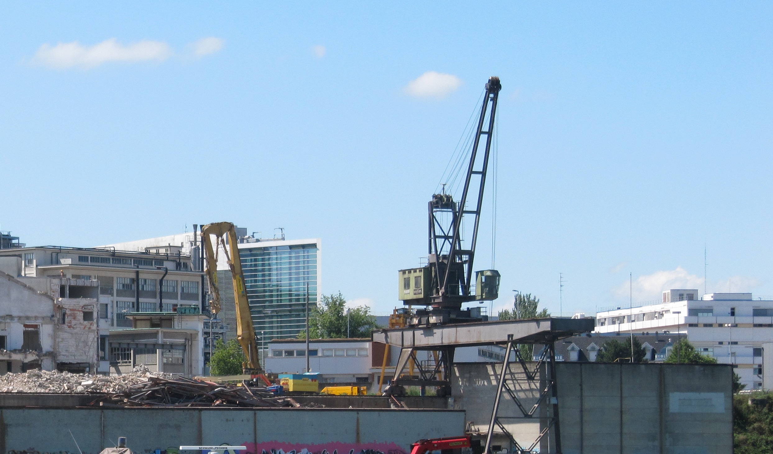 Einst standen sie im Hafen St. Johann im Einsatz, künftig sollen die alten Hafenkräne den neuen Rheinuferweg verzieren.