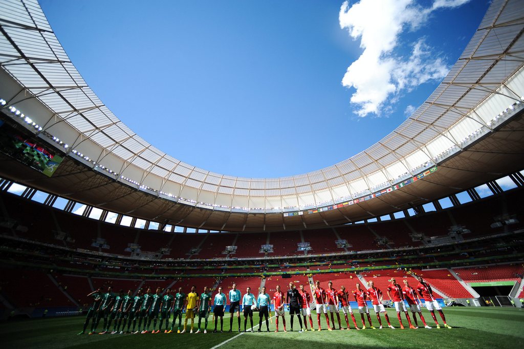 epa05455065 The team of Iraq (L) and Denmark before the men's preliminary round match between Iraq and Denmark for the Rio 2016 Olympic Games Soccer tournament at Mane Garrincha stadium in Brasilia, Brazil, 04 August 2016. EPA/ANDRESSA ANHOLETE/FRAMEPHOTO **BRAZIL OUT**