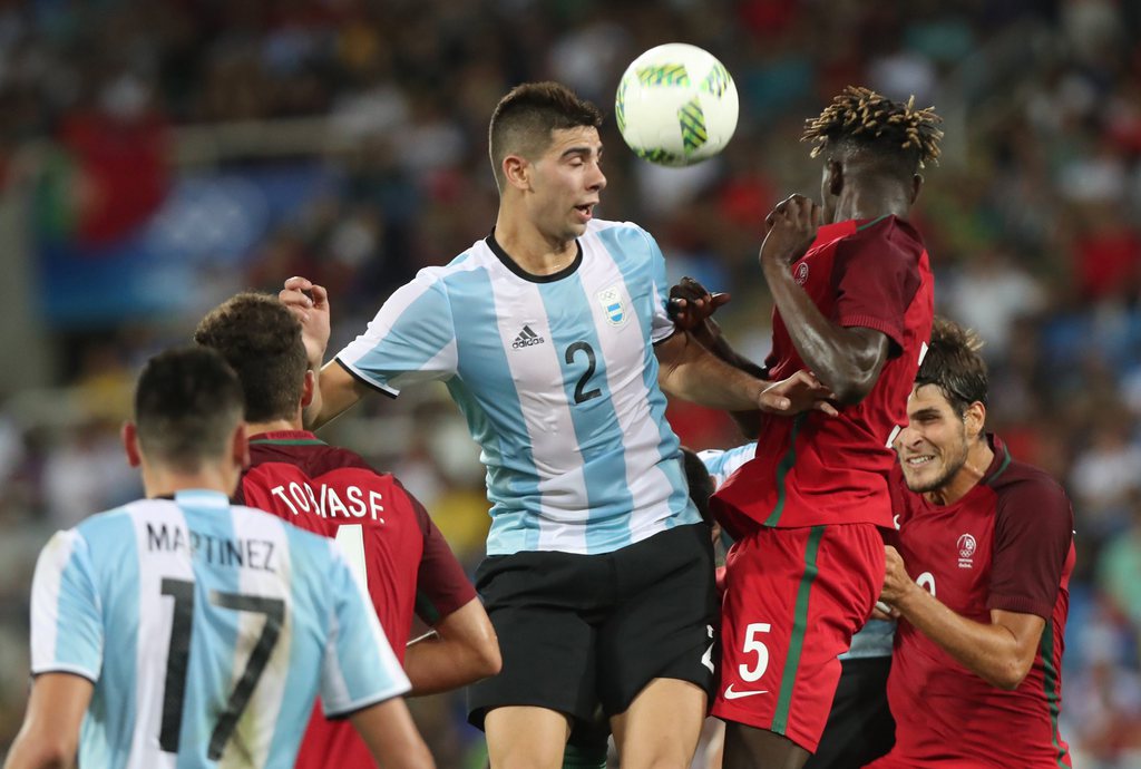 epa05455754 Lautaro Giannetti of Argentina (L) and Edgar Ie of Portugal (R) vie for the ball during the men's preliminary round group D match of the Rio 2016 Olympic Games Soccer tournament between Portugal and Argentina at the Olympic Stadium in Rio de Janeiro, Brazil, 04 August 2016. EPA/SRDJAN SUKI
