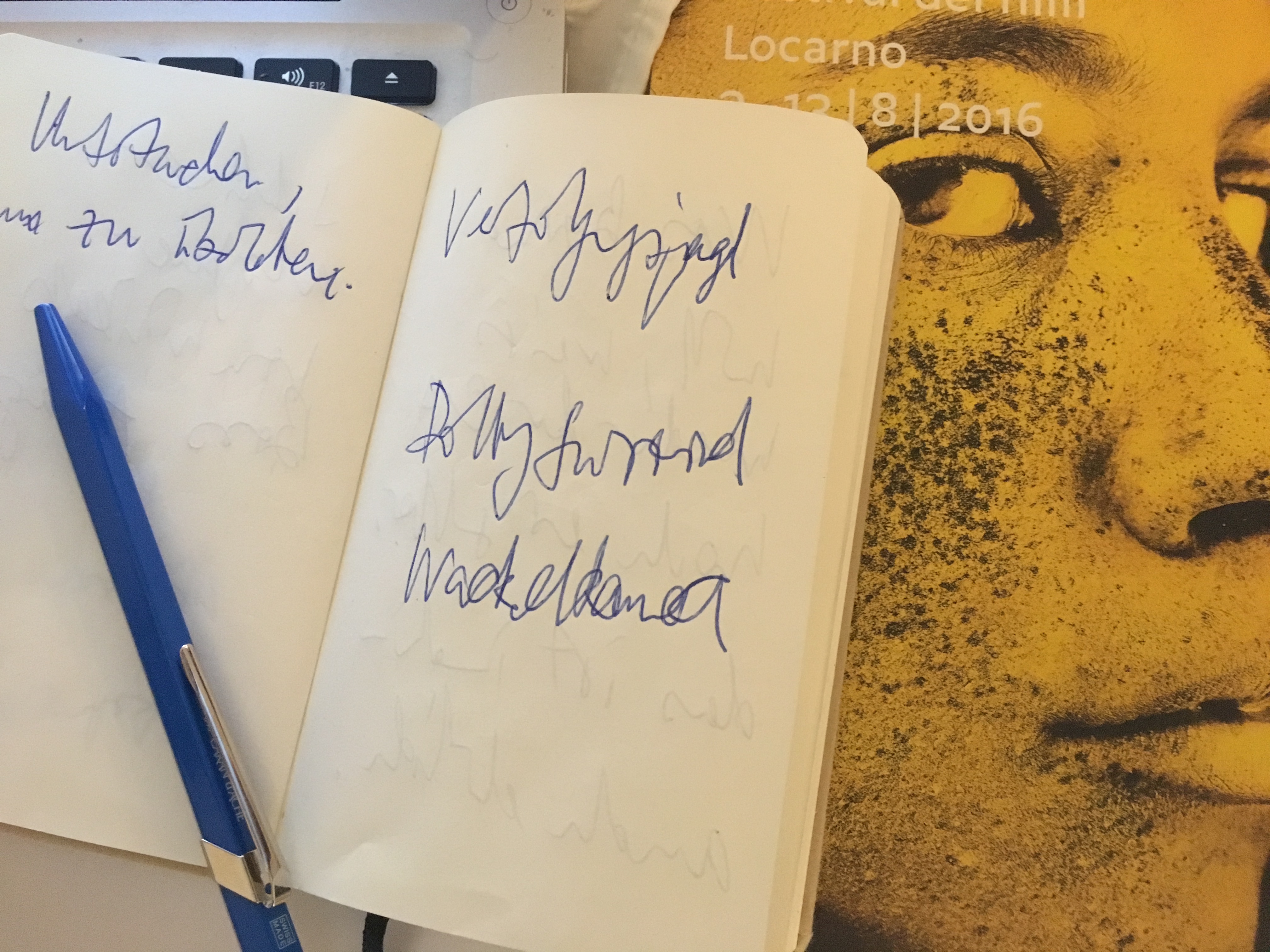 Im dunklen Kinosaal kritzelt der Kritiker Schlagwörter ins Blöcklein.