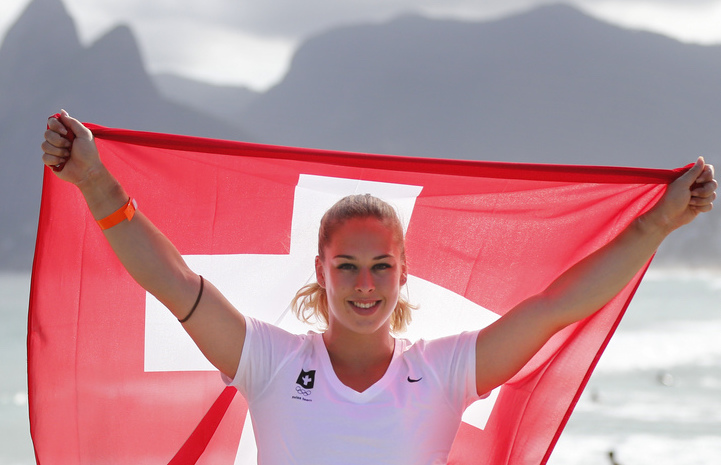 Swiss athlete Giulia Steingruber poses with the Swiss flag in front of Ipanema beach during a media conference of the Swiss Olympic team prior to the Rio 2016 Olympic Summer Games at the TV-Studio in Ipanema in Rio de Janeiro, Brazil, pictured on Thursday, August 4, 2016. (KEYSTONE/Peter Klaunzer)