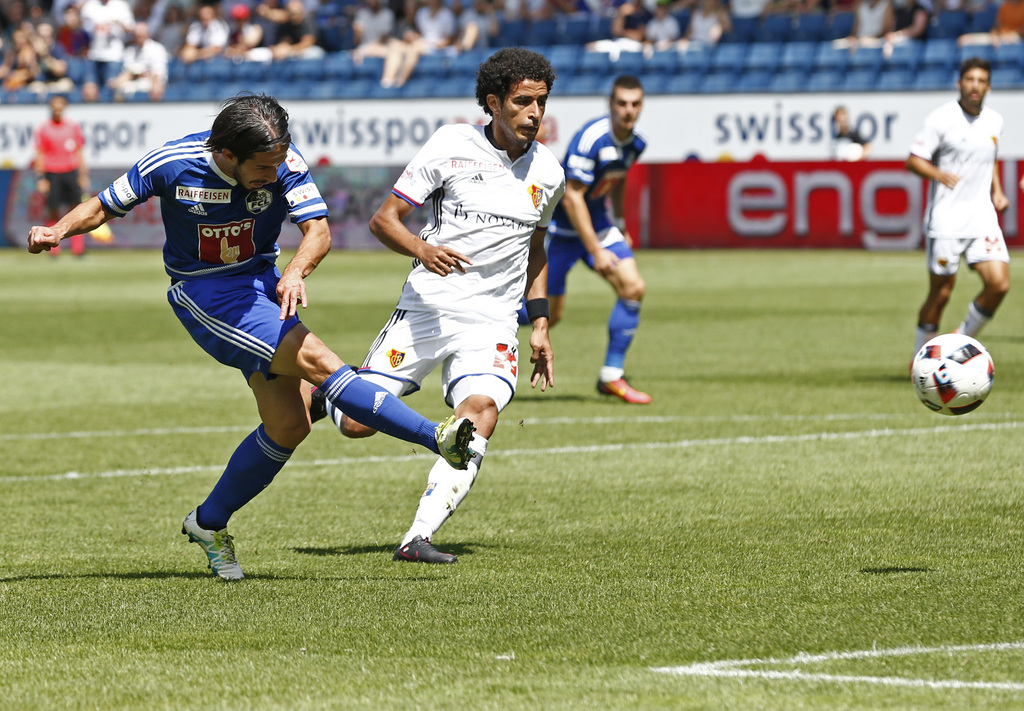 Der Luzerner Jahmir Hyka, links, schiesst das 1:1 neben dem Basler Omar Gaber waehrend dem Super League Fussballspiel zwischen dem FC Luzern und dem FC Basel am Sonntag, 7. August 2016, in der Swissporarena in Luzern. (KEYSTONE/Thomas Hodel)..