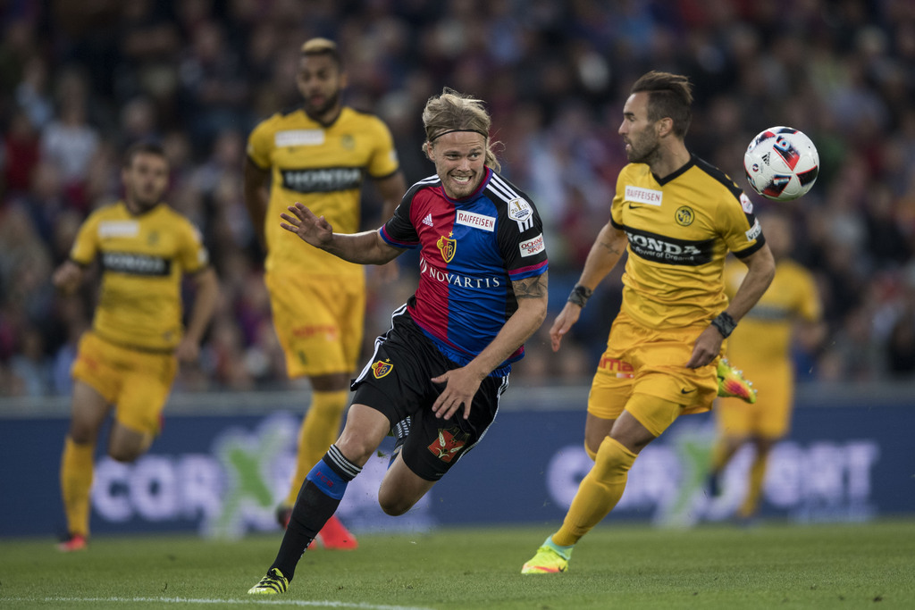 Basler Birkir Bjarnason spielt den Ball im Fussball Super League Spiel zwischen dem FC Basel 1893 und dem BSC Young Boys, im Stadion St. Jakob-Park in Basel, am Mittwoch, 10. August 2016 in Basel. (KEYSTONE/Ennio Leanza)