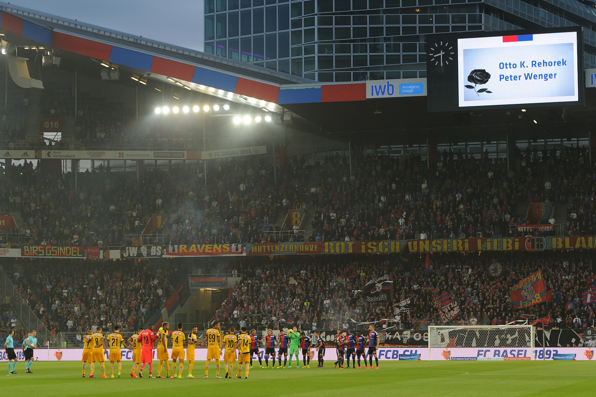 Gedenkminute: Vor dem Anpfiff des Spitzenkampfs FCB-YB gedenken fast 30'000 Menschen im St.-Jakob-Park Otti Rehorek, der «Stimme des Joggeli», und Peter Wenger, einem Meisterspieler der Benthaus-Ära.