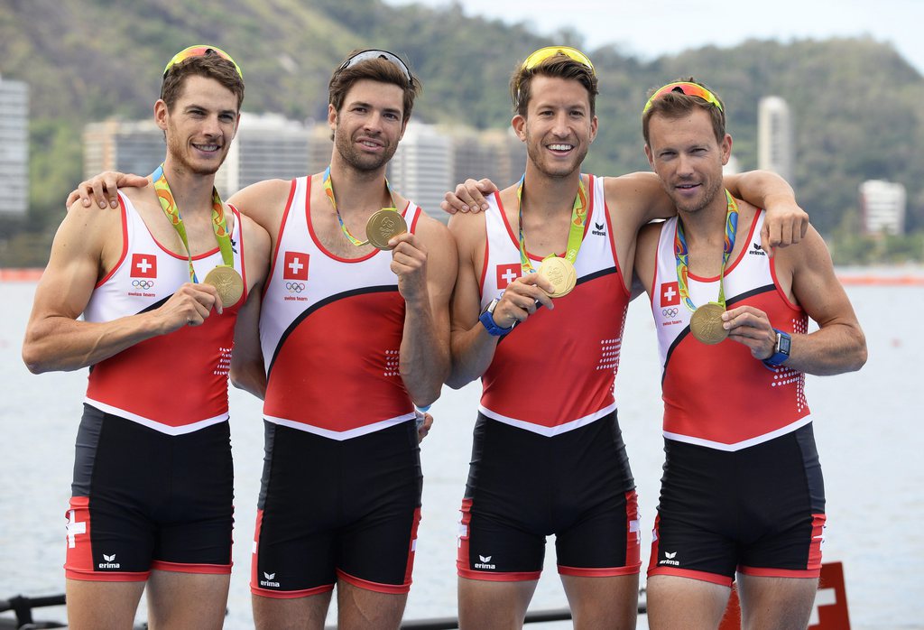 epa05473930 Team Switzerland pose with their gold medals after winning the men's Lightweight Four final race of the Rio 2016 Olympic Games Rowing events at the Lagoa Rodrigo de Freitas in Rio de Janeiro, Brazil, 11 August 2016. EPA/FRANCK ROBICHON