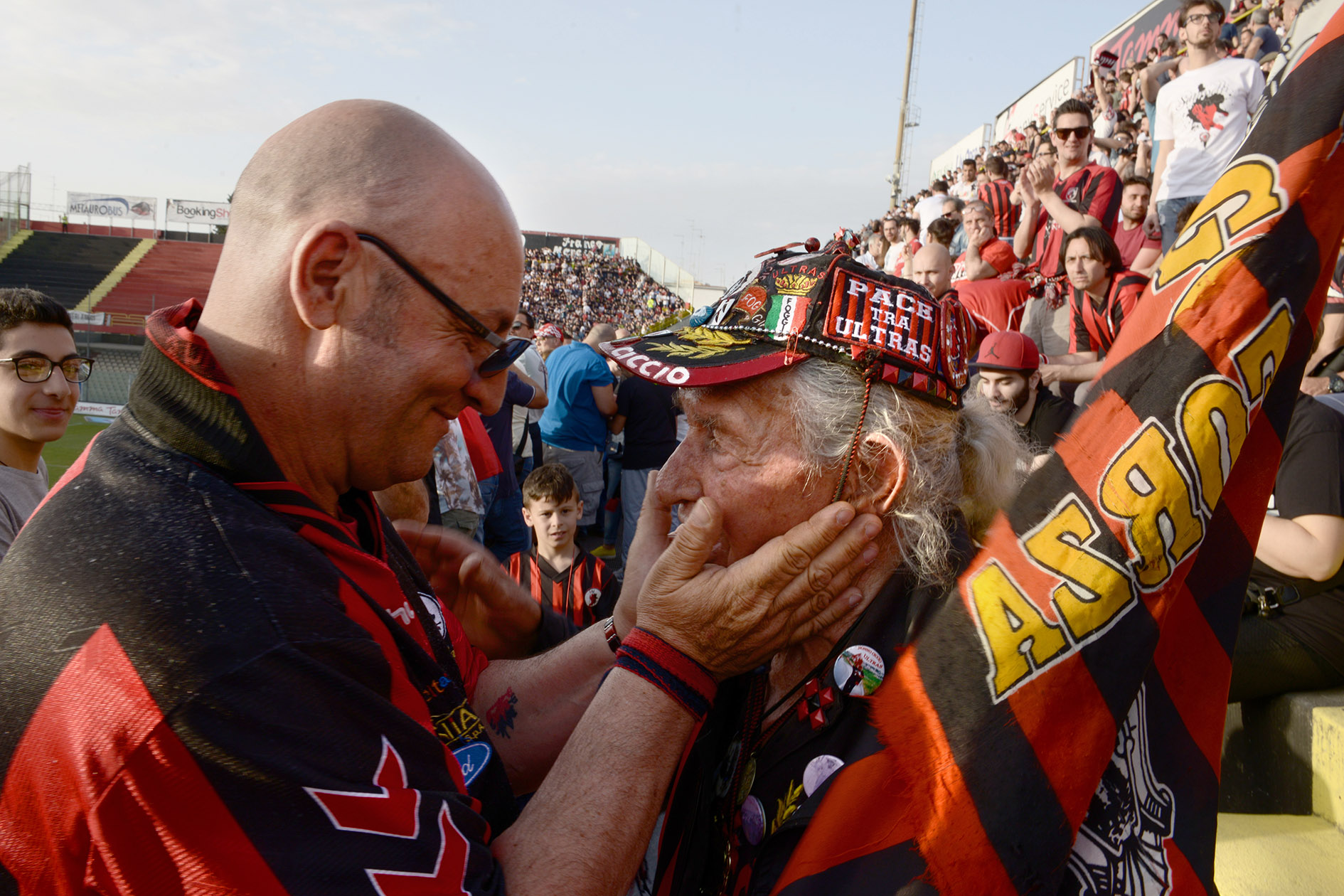 Im Stadion schüttelt der 91-Jährige den Polizisten die Hand. Die anderen Fans besingen ihn. Manche muss er regelrecht abwimmeln.