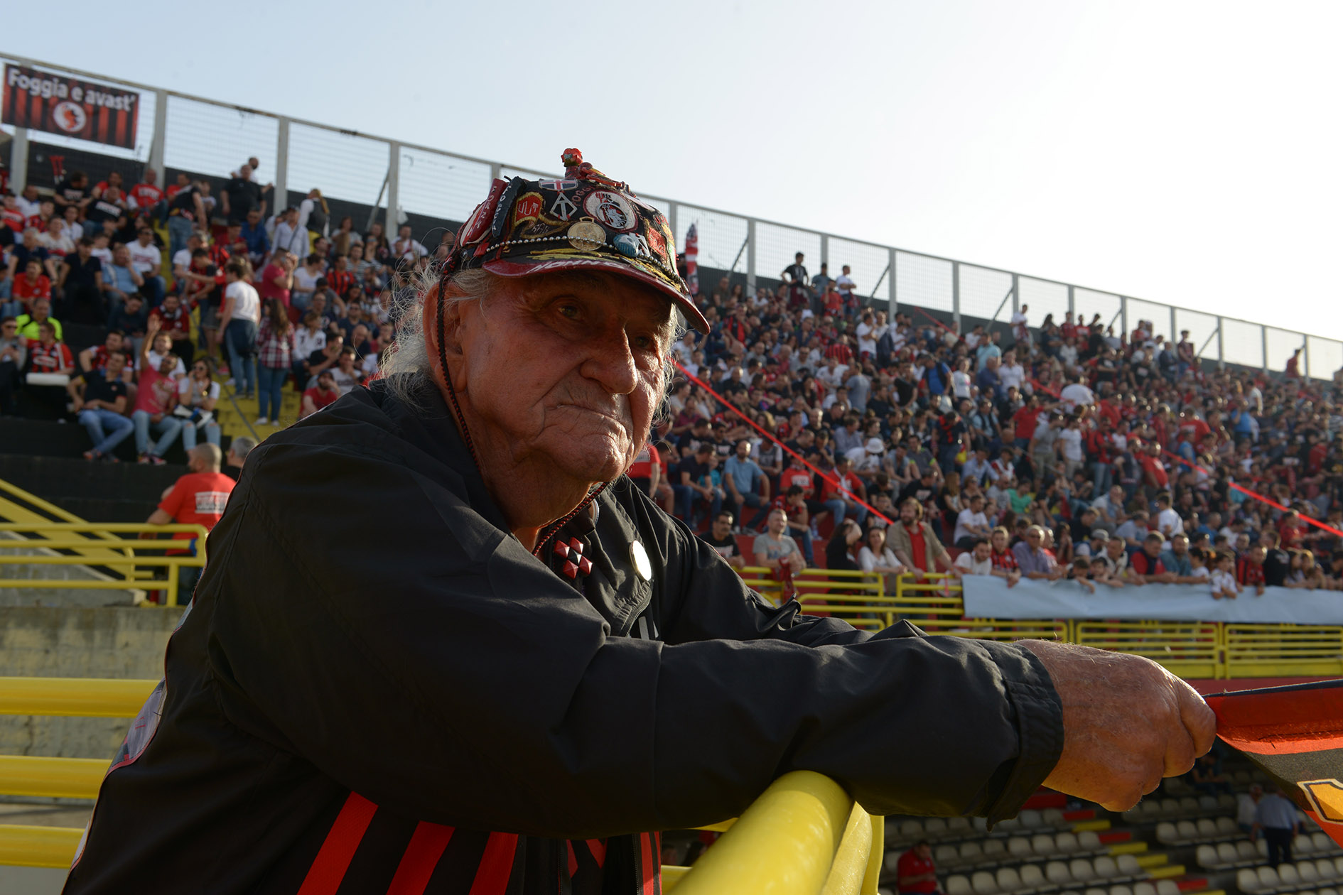 Nonno Ciccio: «Wenn ich an meine Jungs denke, die jungen Ultràs von heute, die Krieg wollen, dann ist mir zum Heulen zu Mute.»
