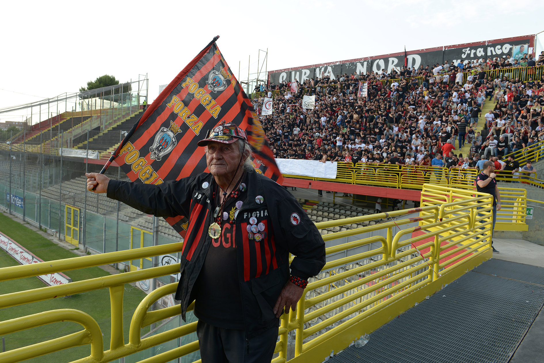 Seine Friedensbotschaft trägt Nonno Ciccio auf der Fahne ins Stadion – auch wenn sie bei den harten Jungs nicht ankommt.