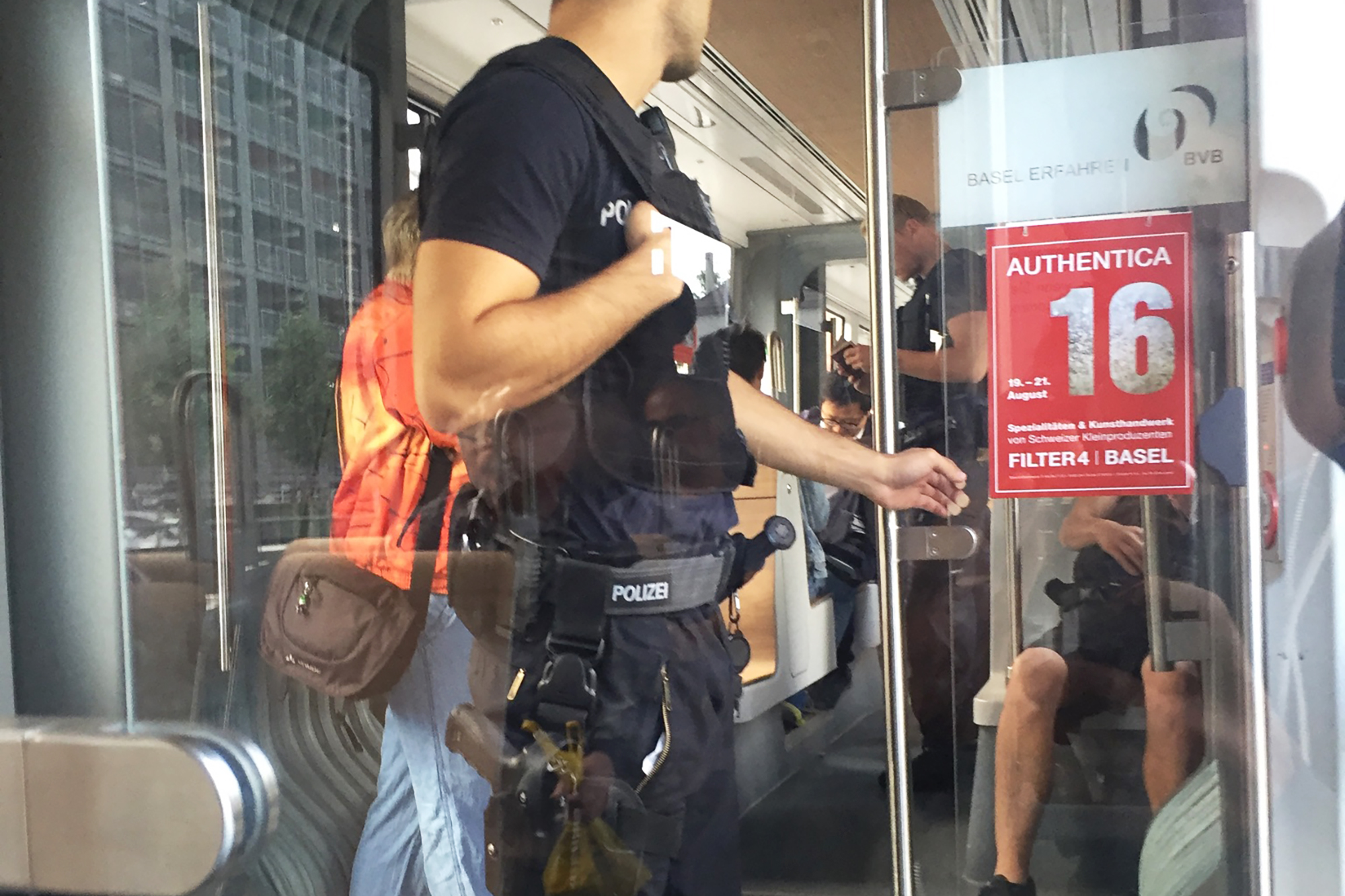 Deutsche Bundespolizisten kontrollieren Fahrgäste im 8er-Tram.