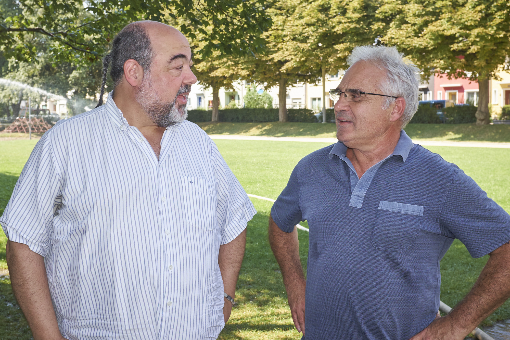 Wollen lieber nicht, dass sich hier viel ändert: Philip Karger und Renato Hiltmann sammeln Unterschriften gegen die Umgestaltung des Steinbühlmätteli.