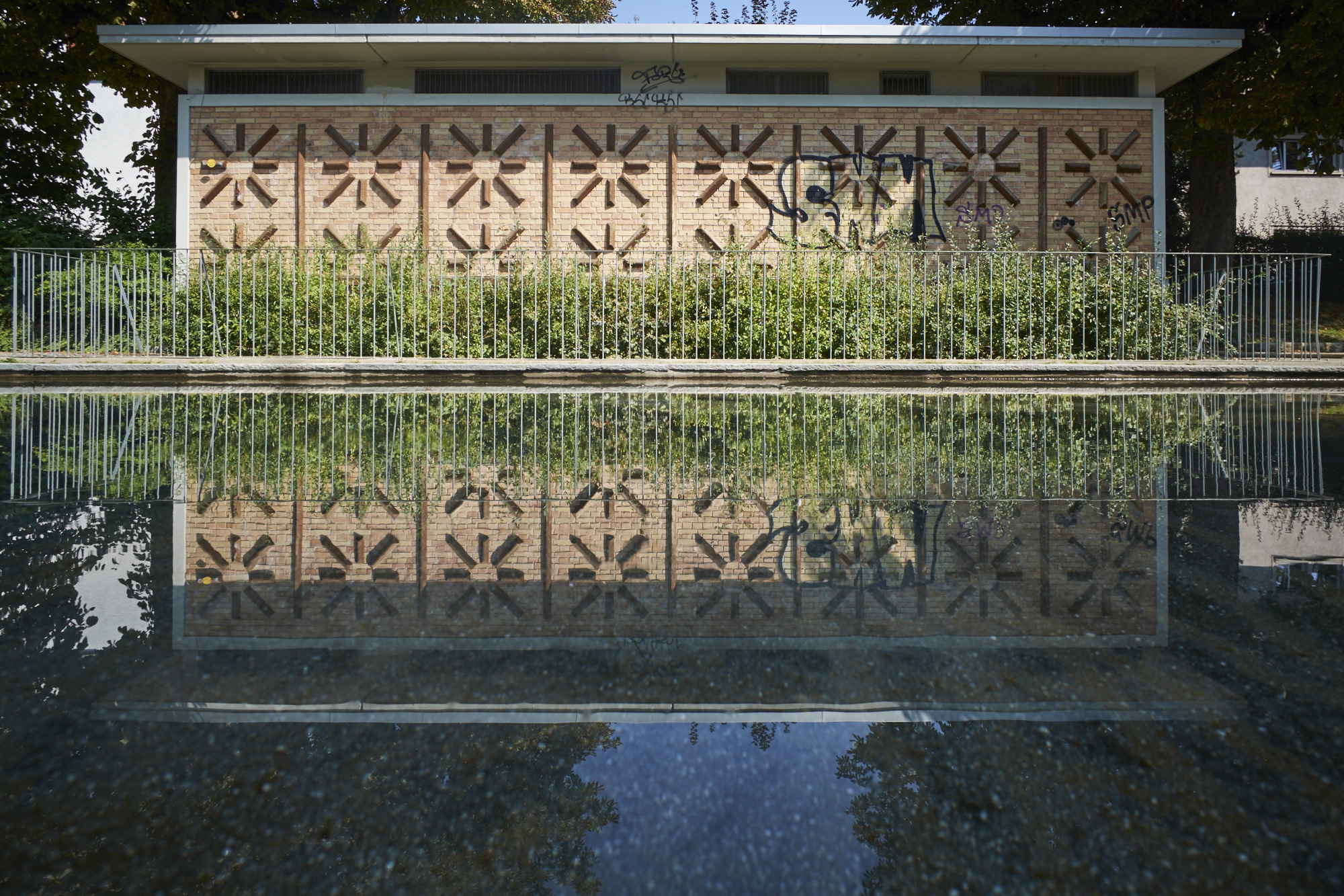 Blick vom Becken auf dem Steinbühlmätteli zur Transformatoren-Station, die sich ebenfalls auf dem Gelände befindet.