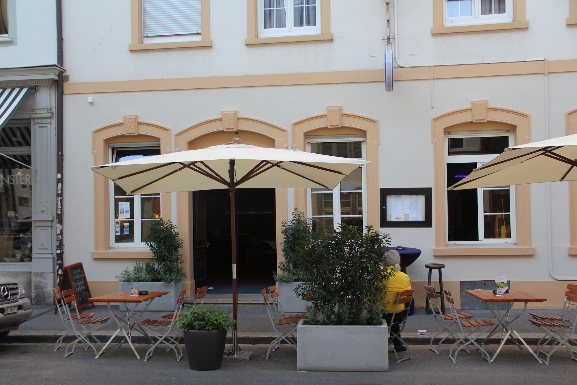 Nun mit Kaisergulasch und wohl bald wieder mit Oktoberfest-Gassenhauern: An der Rheingasse 25 steht erneut ein Wechsel an.