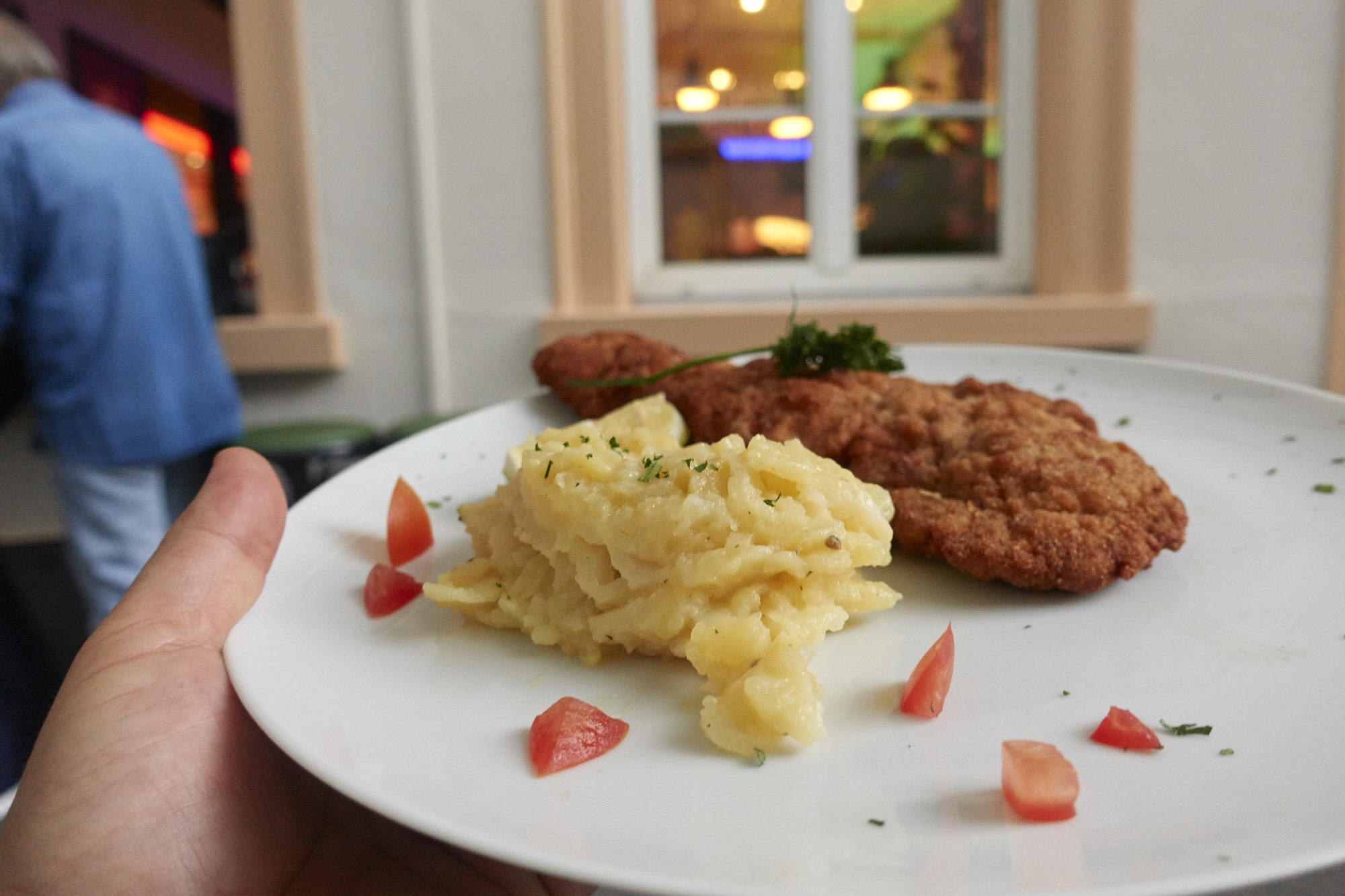 Klar: Auch ein Wiener Schnitzel fehlt auf der komplett auf österreichisch geschriebenen Karte in der Sonne nicht.