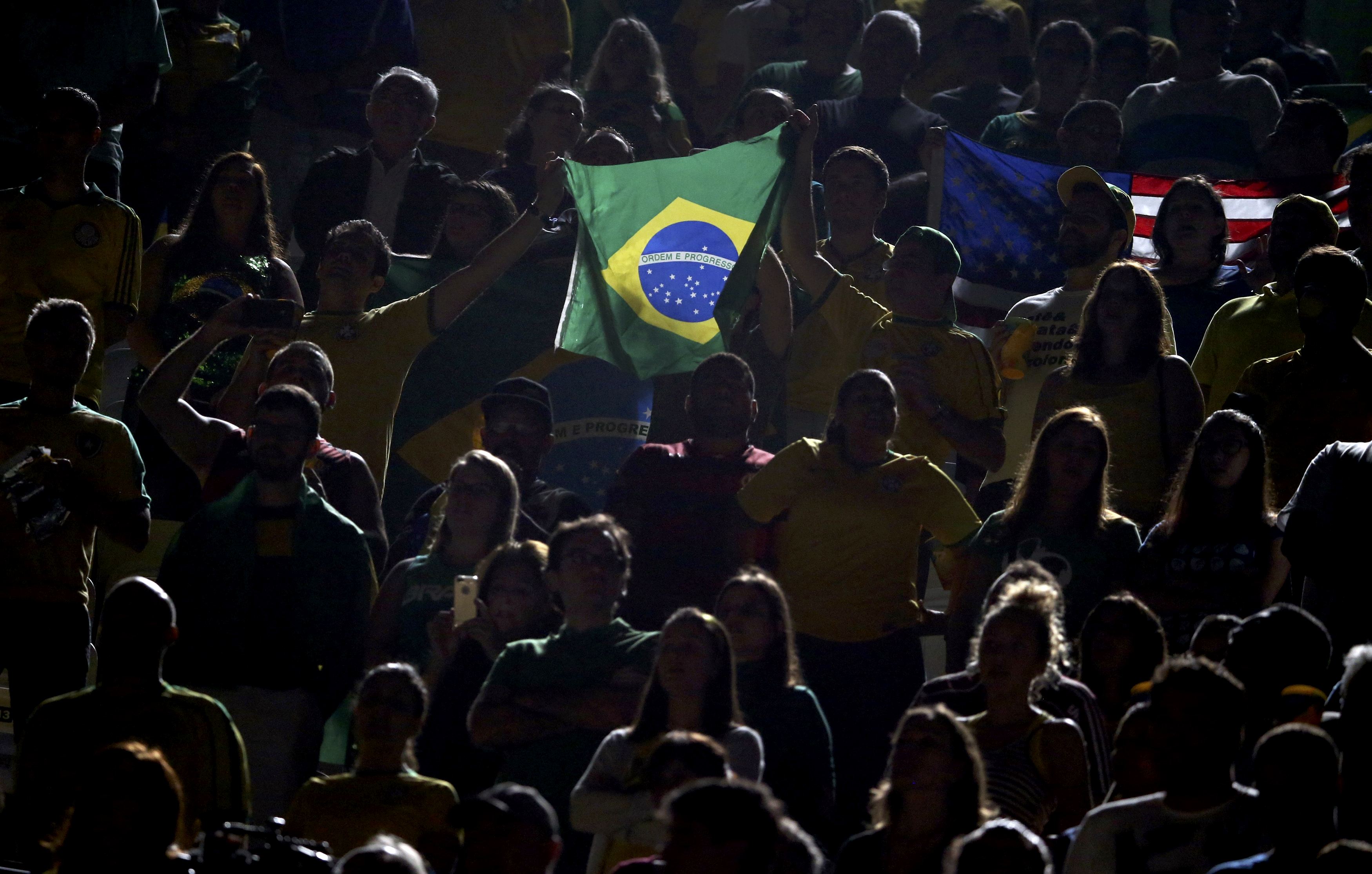2016 Rio Olympics - Beach Volleyball - Women's Bronze Medal Match - Brazil v USA - Beach Volleyball Arena - Rio de Janeiro, Brazil - 17/08/2016. Brazilian fans hold their national flag. REUTERS/Tony Gentile FOR EDITORIAL USE ONLY. NOT FOR SALE FOR MARKETING OR ADVERTISING CAMPAIGNS.