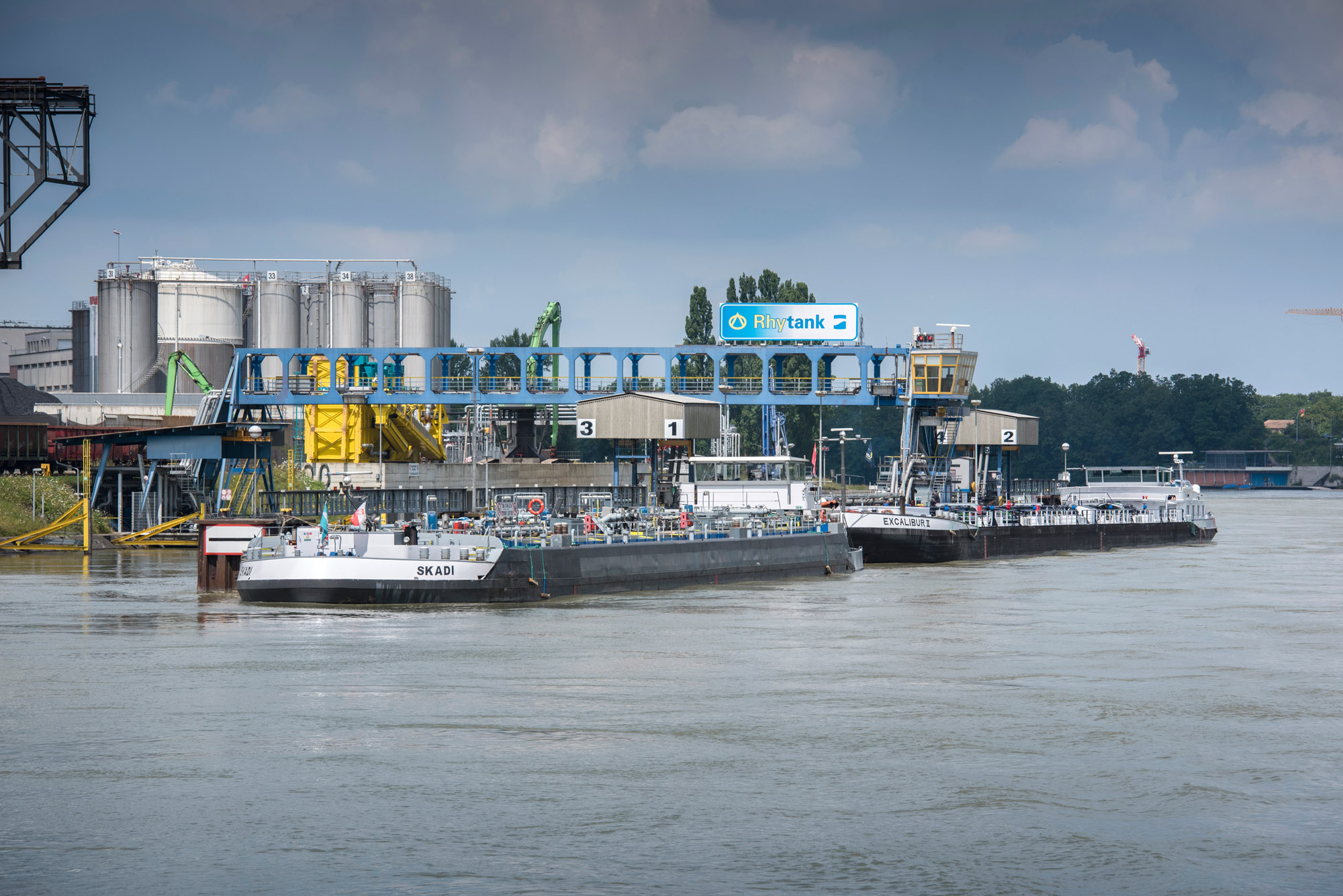 Eindrücke im und am Birsfelder Rheinhafen-Areal.