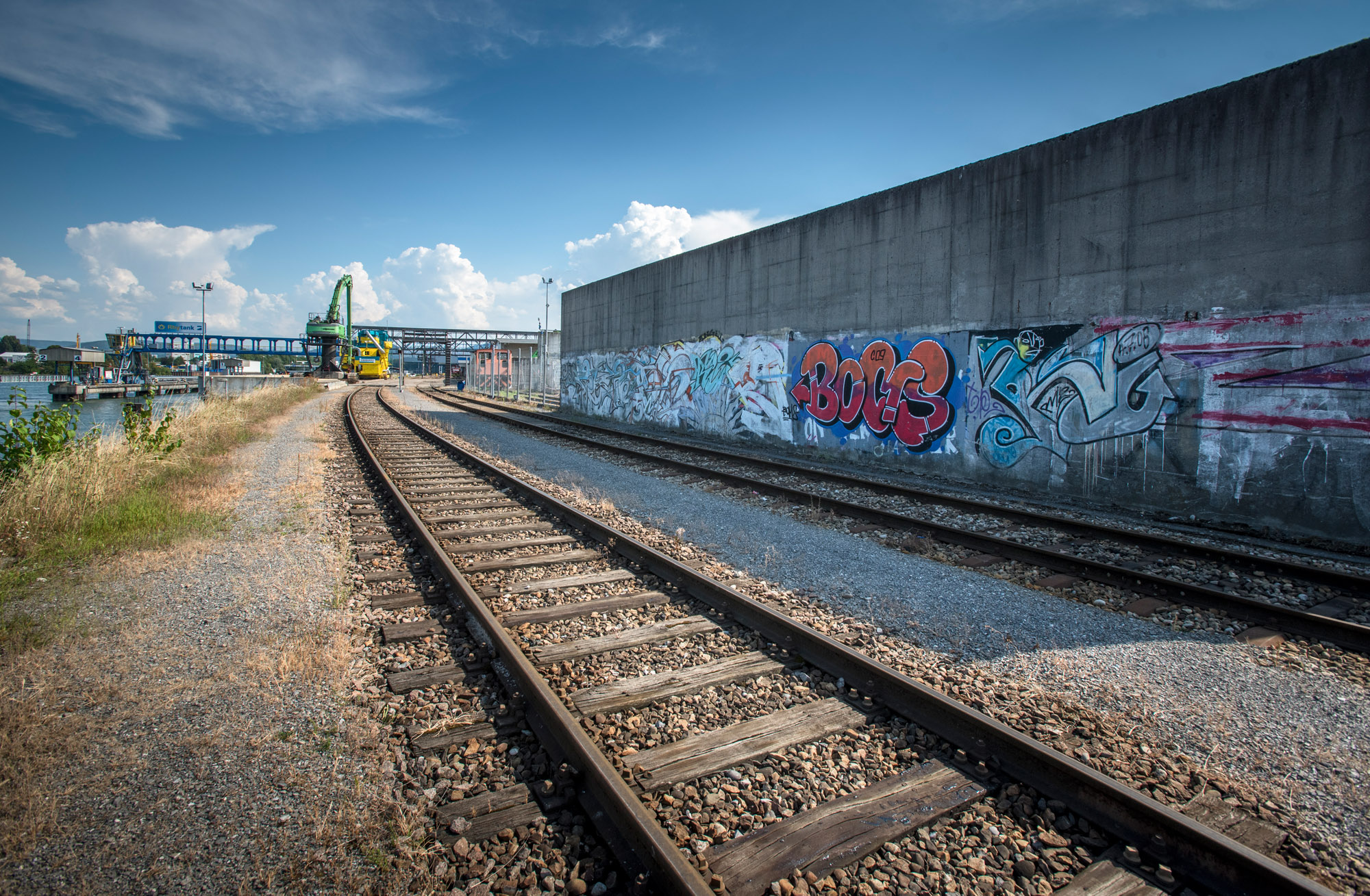 Eindrücke im und am Birsfelder Rheinhafen-Areal.
