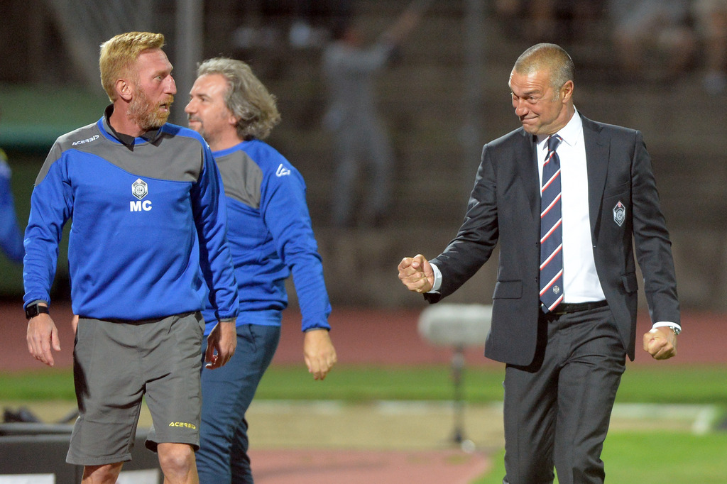 Der neue, temperamentvolle Mann an der Linie: Luganos Cheftrainer Andrea Manzo (rechts) beim 3:1-Heimsieg gegen Sion. Links sein Assistent Mirko Conte.