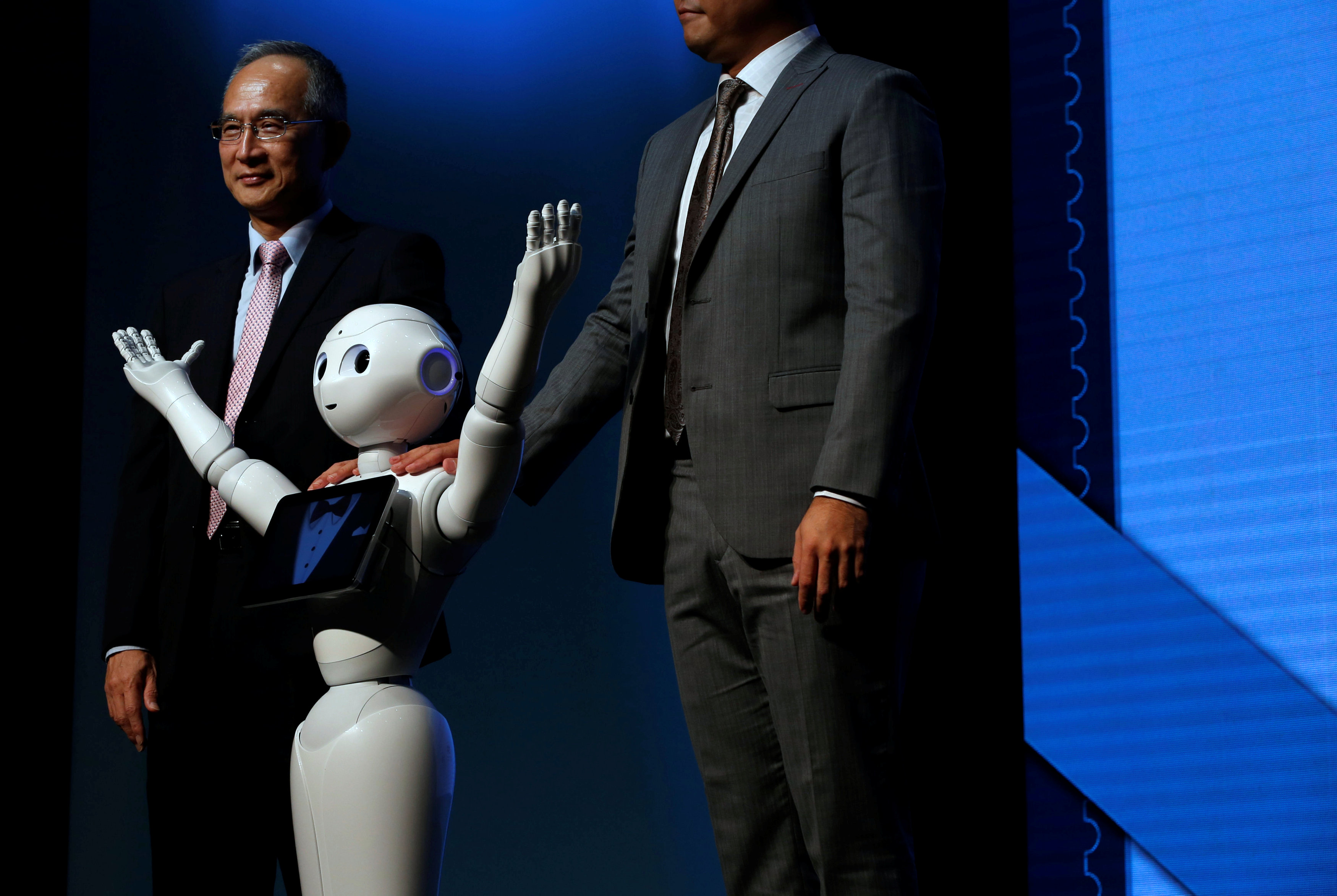 Ist er nicht süss? Entwickler mit «Pepper», dem sozialen Roboter.