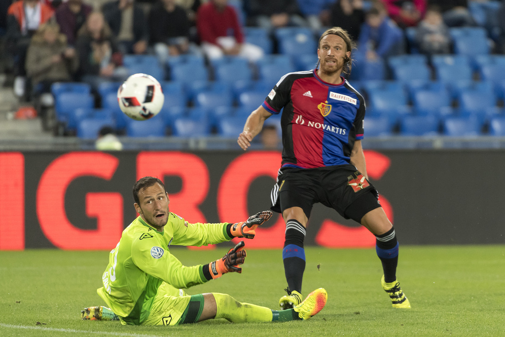 Der Basler Michael Lang, rechts, erzielt das 4:0 gegen den Tessiner Torhueter Mirko Salvi, links,im Fussball Meisterschaftsspiel der Super League zwischen dem FC Basel 1893 und dem FC Lugano, im Stadion St. Jakob-Park in Basel, am Samstag, 20. August 2016. (KEYSTONE/Georgios Kefalas)