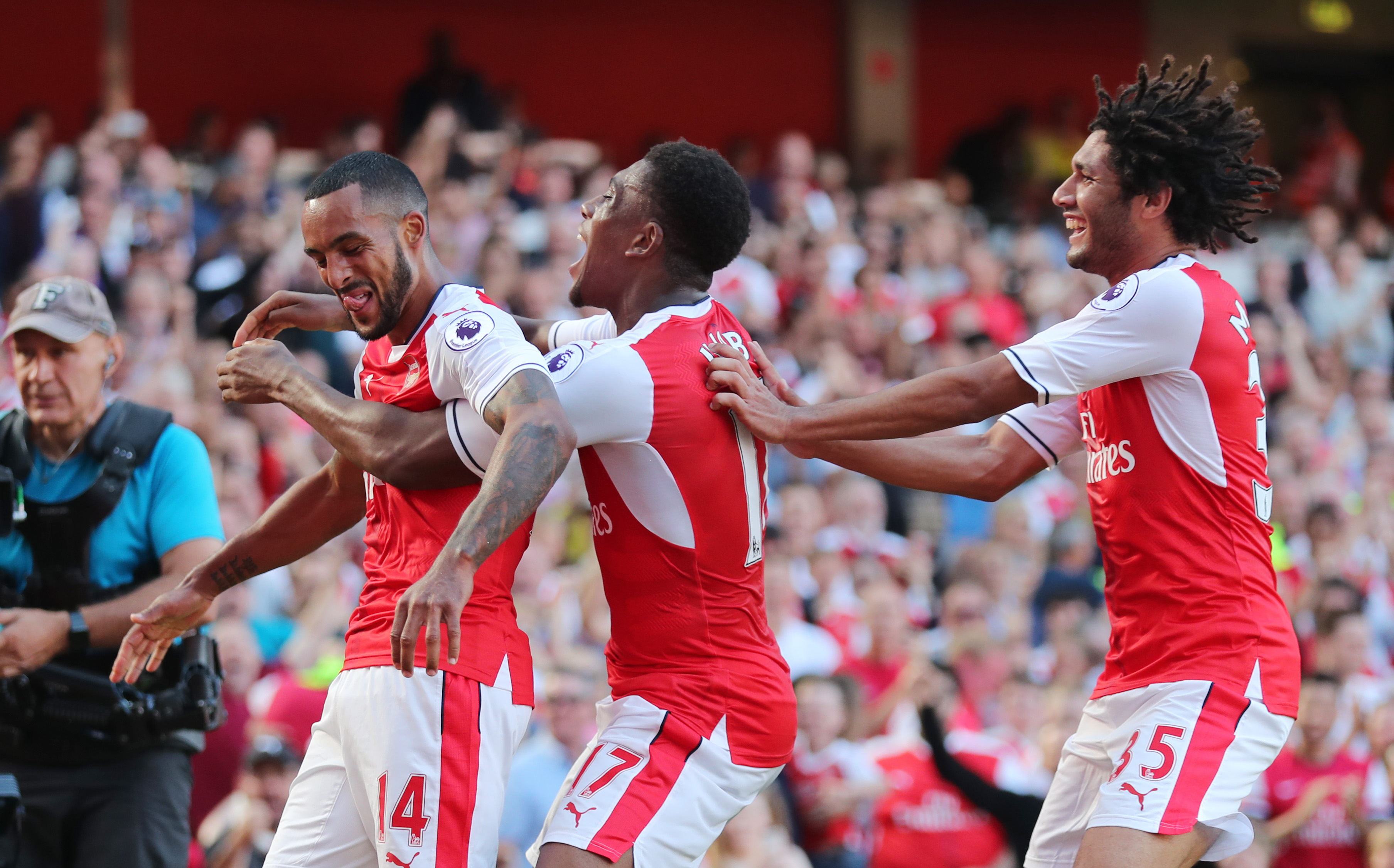 Britain Football Soccer - Arsenal v Liverpool - Premier League - Emirates Stadium - 14/8/16 Arsenal's Theo Walcott celebrates scoring their first goal with teammates Reuters / Eddie Keogh Livepic EDITORIAL USE ONLY. No use with unauthorized audio, video, data, fixture lists, club/league logos or 