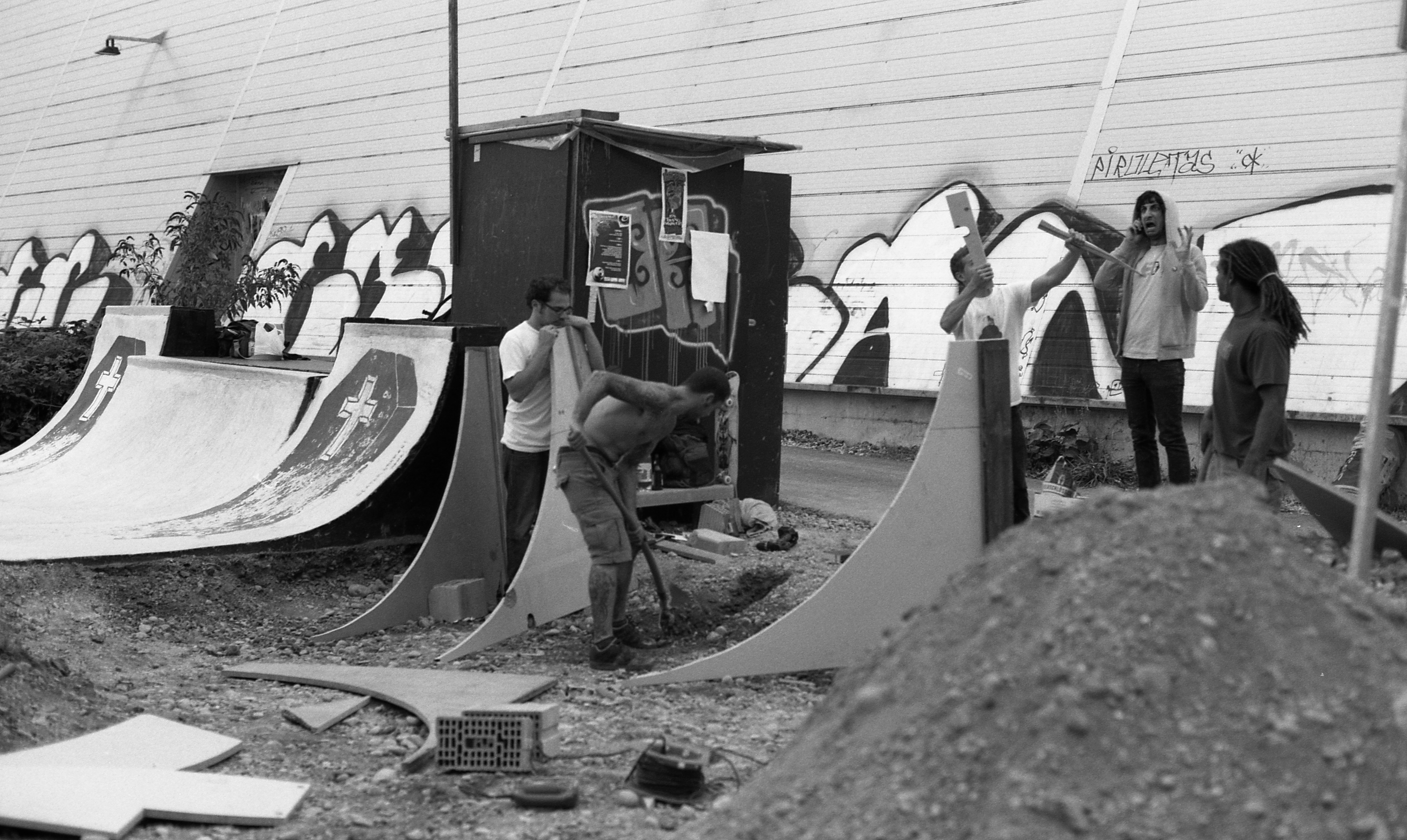 Skaterpark aus Leidenschaft: Die Gründer der Blackcrossbowl beim Bau des Parks 2006.