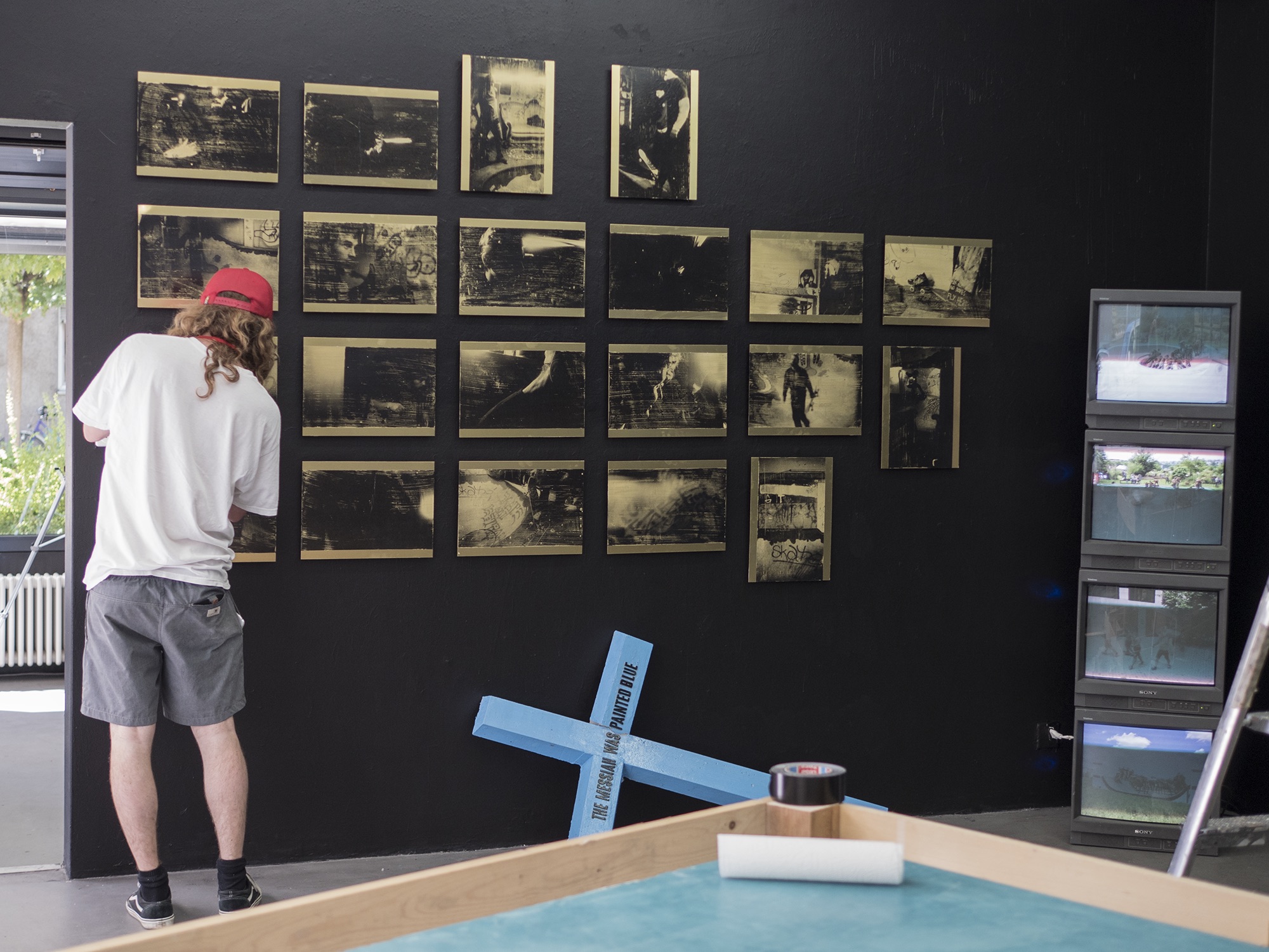 In der Galerie Daeppen gedenkt man der «Bowl» mit einer Ausstellung von fünf Künstlern, die den Skatepark damals miterlebt und -geprägt haben.