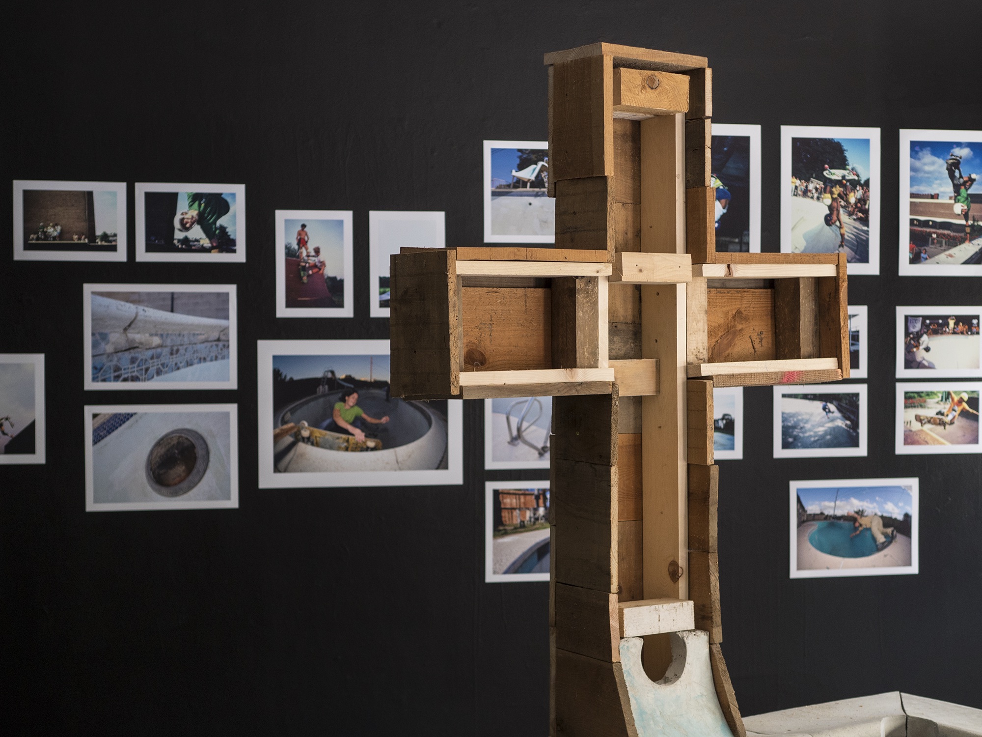 Das alte Kreuz wurde beim Abschied vom NT-Areal verbrannt, für die Ausstellung hat man es wieder konstruiert.