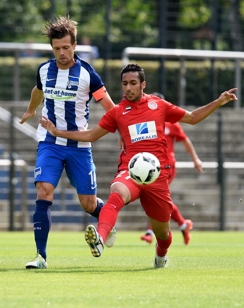 epa05458829 Hertha's Valentin Stocker and Salem Abdullah from Al Jazira Club vie for the ball during the soccer test match between Hertha BSC and Al Jazira Club in Berlin, Germany, 06 August 2016. EPA/Rainer Jensen