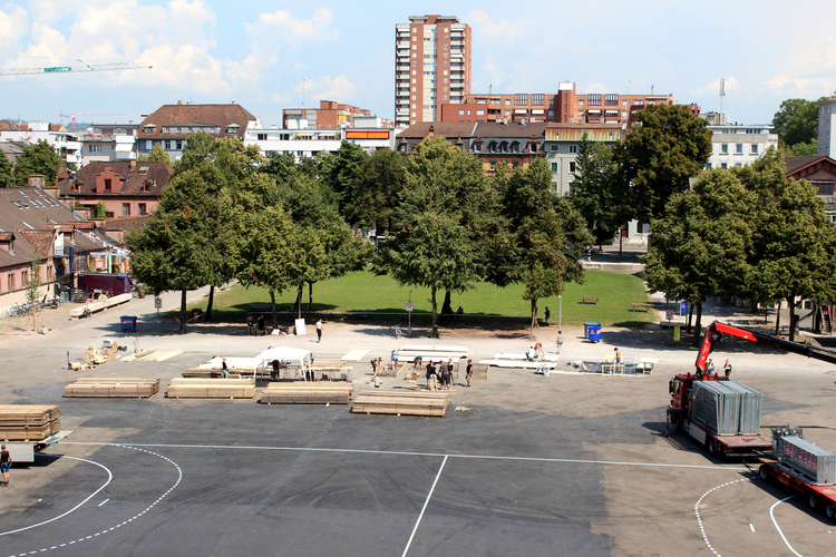 Hier wurde die letzten zwei Wochen gebaut: Auf dem Kasernenplatz.