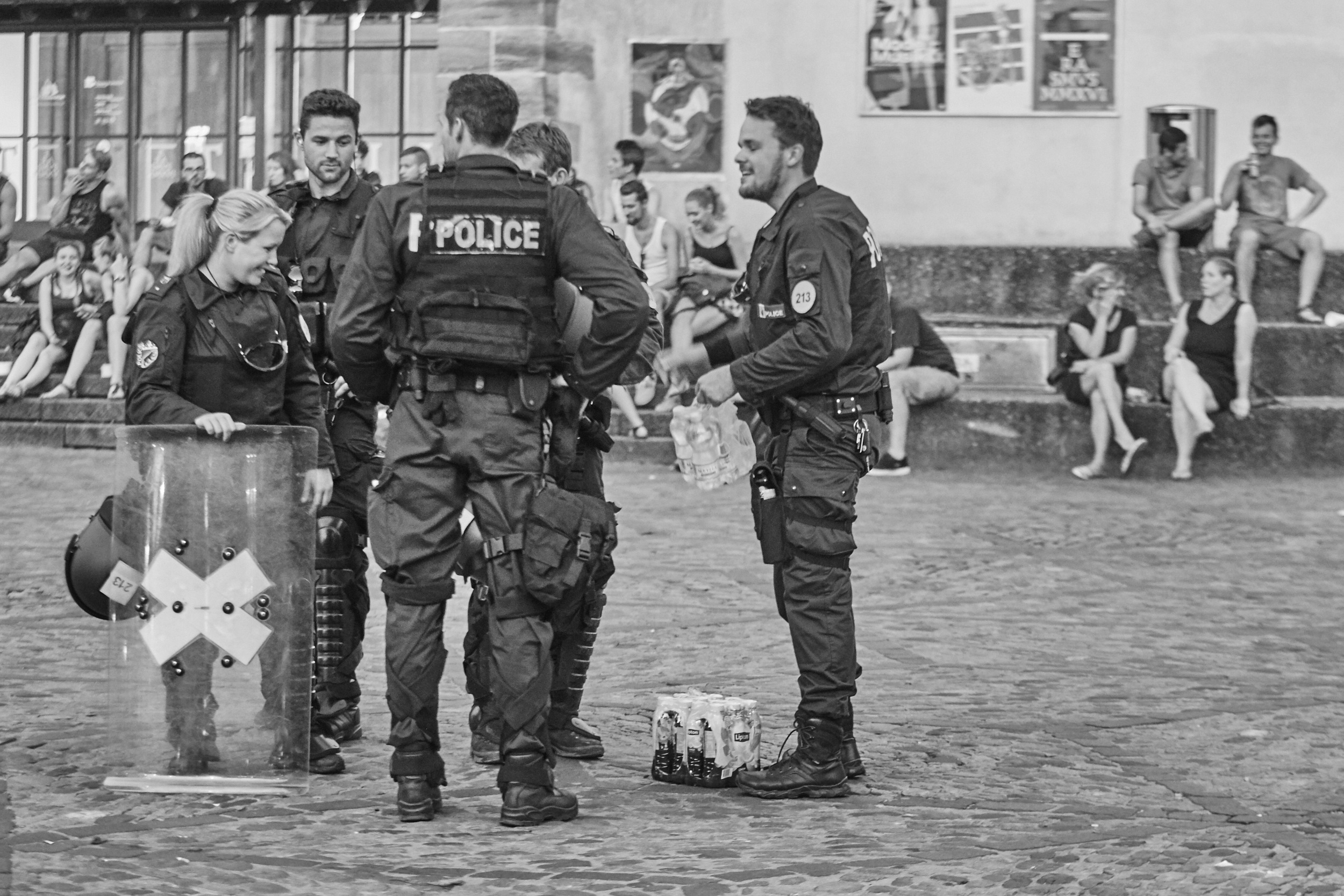 Es kam zu Personenkontrollen, eine Gruppe von Leuten wurde mitgenommen. Ansonsten war für die vielen Polizisten aus fünf Kantonen vor allem Warten angesagt.