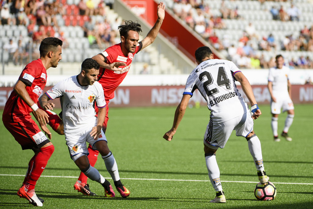Der Basler Mohamed Elyounoussi, rechts, stoppt den Ball im Super League Fussballspiel zwischen dem FC Thun und dem FC Basel, am Sonntag, 28. August 2016, in der Stockhorn Arena in Thun. (KEYSTONE/Manuel Lopez)
