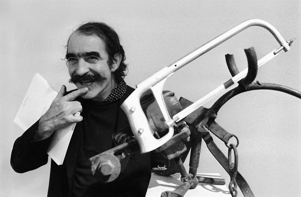 ARCHIVE --- DER KUENSTLER JEAN TINGUELY STARB VOR 25 JAHREN, AM 30. AUGUST 1991. MIT SEINEN POETISCH VERSPIELTEN UND BEWEGLICHEN MASCHINENSKULPTUREN GILT ER ALS EINER DER HAUPTVERTRETER DER KINETSICHEN KUNST --- Jean Tinguely - Jean Tinguely (1925-1991), Swiss artist, pictured in November 1974 in Switzerland. The co-founder of the neo-dadaist group called the