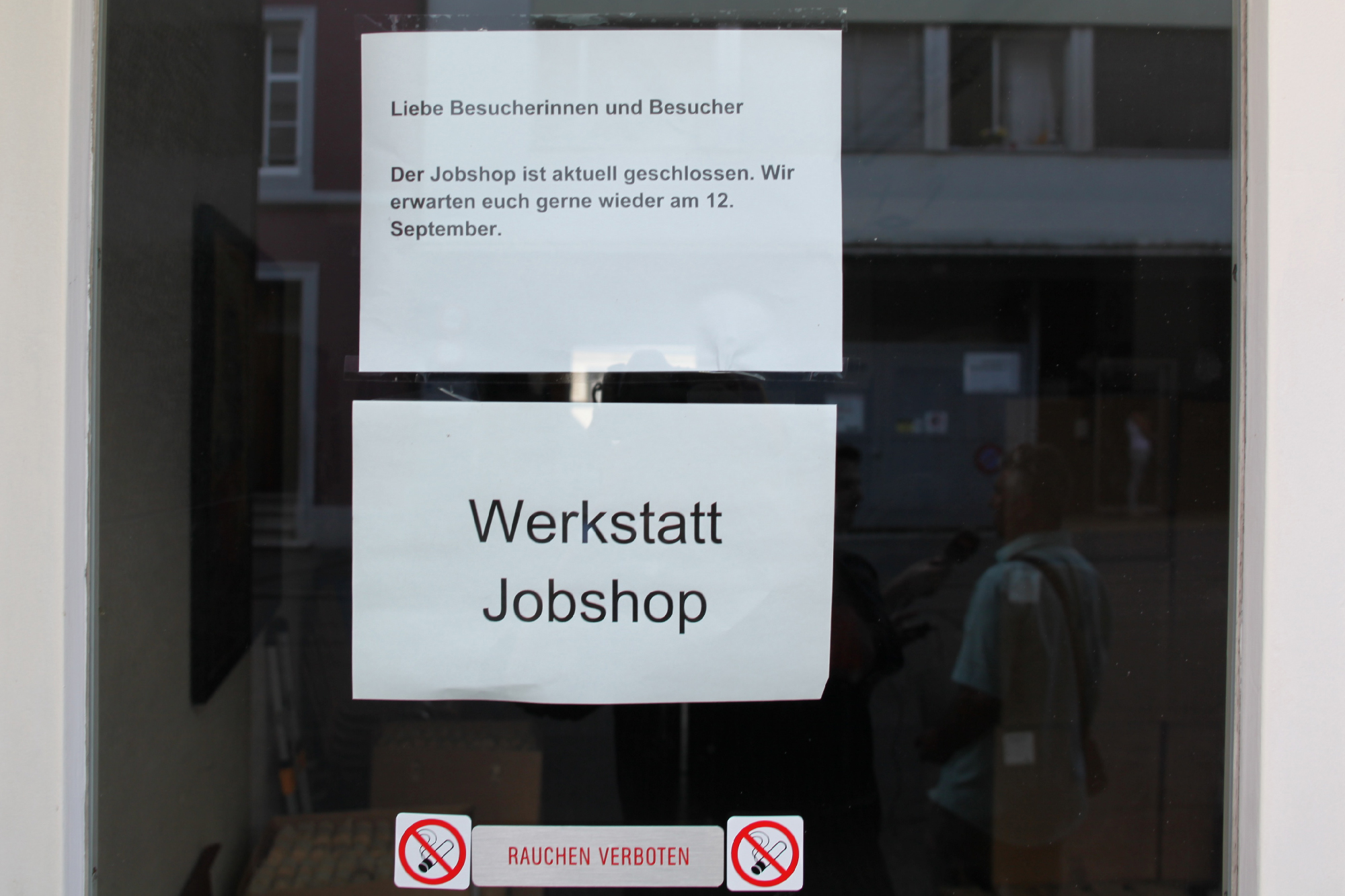 Dieser Zettel hängt laut Mitarbeitern seit Freitag, 26. August, an der Eingangstüre.