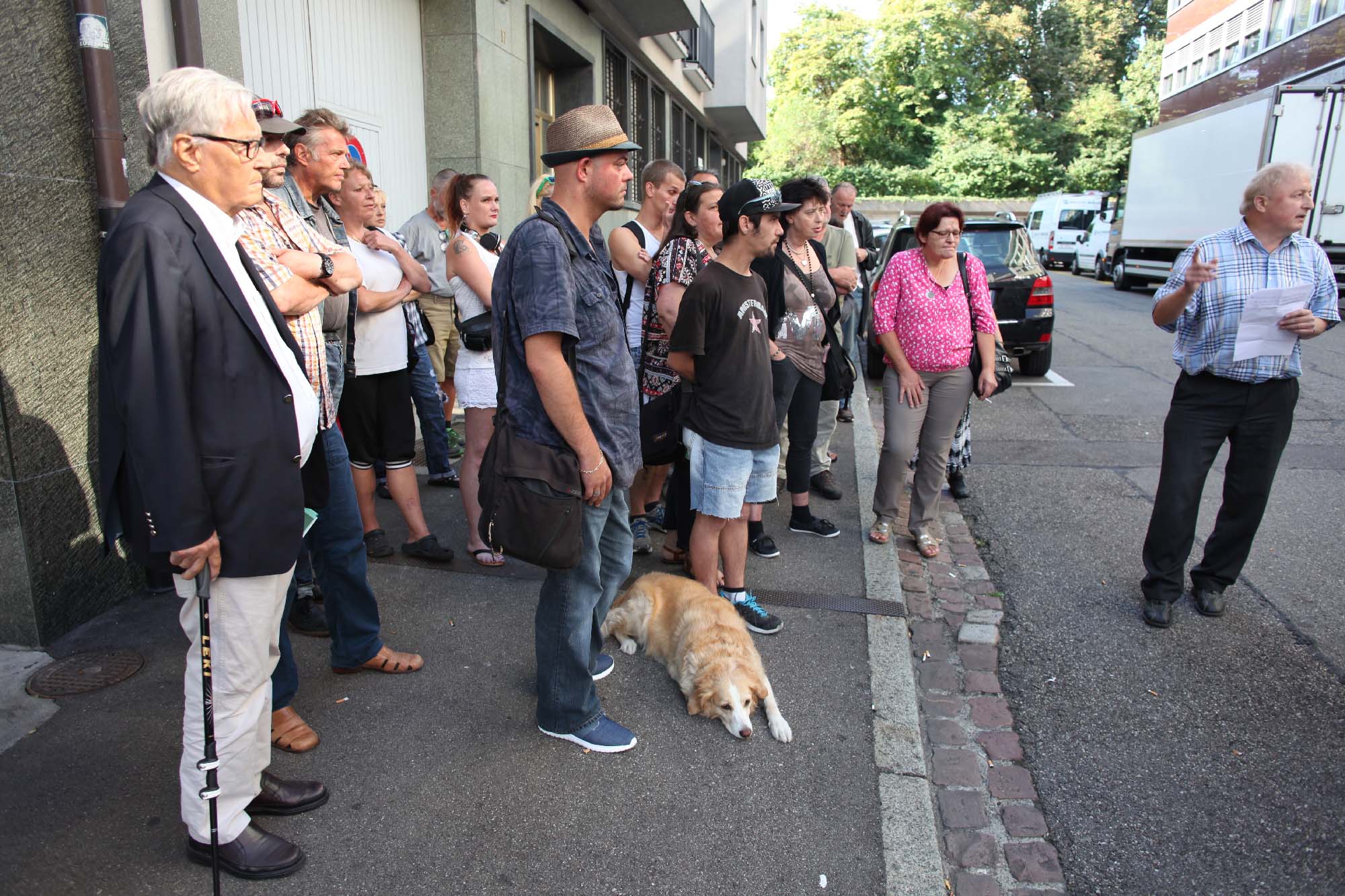 P. Meier (r.), Sprecher der Protest-Versammlung, hält eine Ansprache beim Protest an der Wallstrasse in Basel.