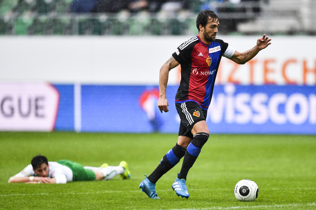 Matias Emilio Delgado von Basel enteilt Florent Hanin von St. Gallen, im Fussball Super League Spiel zwischen dem FC St. Gallen und dem FC Basel, am Sonntag, 17. April 2016, in der AFG Arena in St. Gallen. (KEYSTONE/Gian Ehrenzeller)
