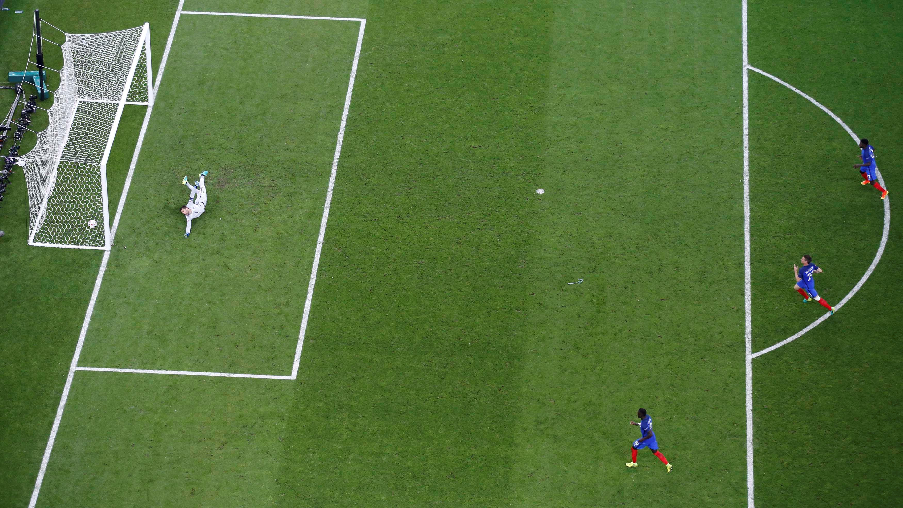 France v Portugal - EURO 2016 - Final - Stade de France, Paris - Saint Denis, France - 10/7/16 - Portugal's Eder scores a goal REUTERS/Kai Pfaffenbach