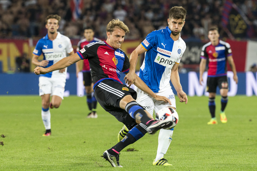 Der Basler Daniel Hoegh, links, im Kampf um den Ball gegen den Zuercher Benjamin Luethi, rechts, im Fussball Meisterschaftsspiel der Super League zwischen dem FC Basel 1893 und dem Grasshopper Club Zuerich, im Stadion St. Jakob-Park in Basel, am Samstag, 10. September 2016. (KEYSTONE/Patrick Straub)