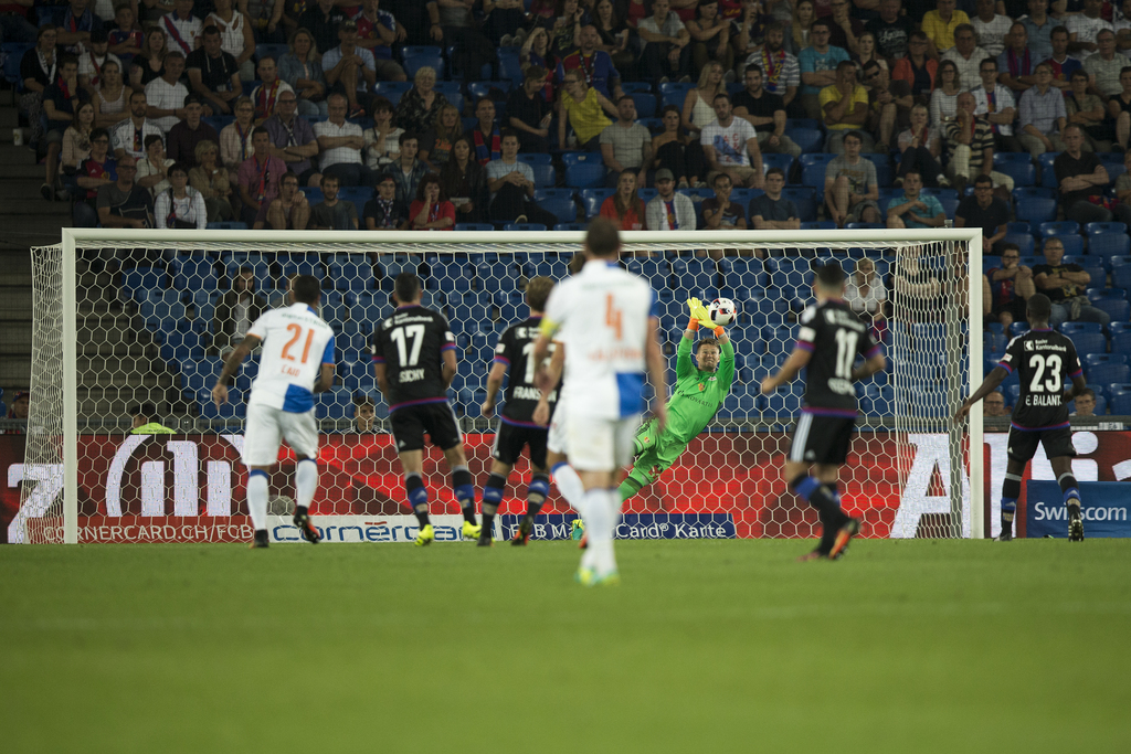 Thomas Vaclik bei einer Rettungstat waehrend der Super League Partie zwischen dem FC Basel und dem Grasshopper Club Zuerich im Stadion St. Jakob Park, am Samstag 10. September 2016 in Basel. (PPR/Stefan Bohrer)