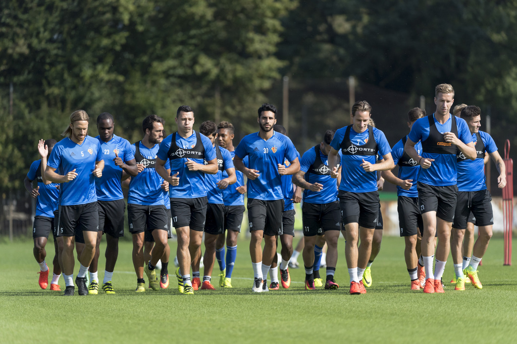 The players of Switzerland's FC Basel 1893 warm up during a training session in the St. Jakob-Park training area in Basel, Switzerland, on Monday, September 12, 2016. Switzerland's FC Basel 1893 is scheduled to play against Bulgaria's Ludogorets Rasgrad in an UEFA Champions League Group stage Group A matchday 1 soccer match on Tuesday, September 13, 2016. (KEYSTONE/Georgios Kefalas)