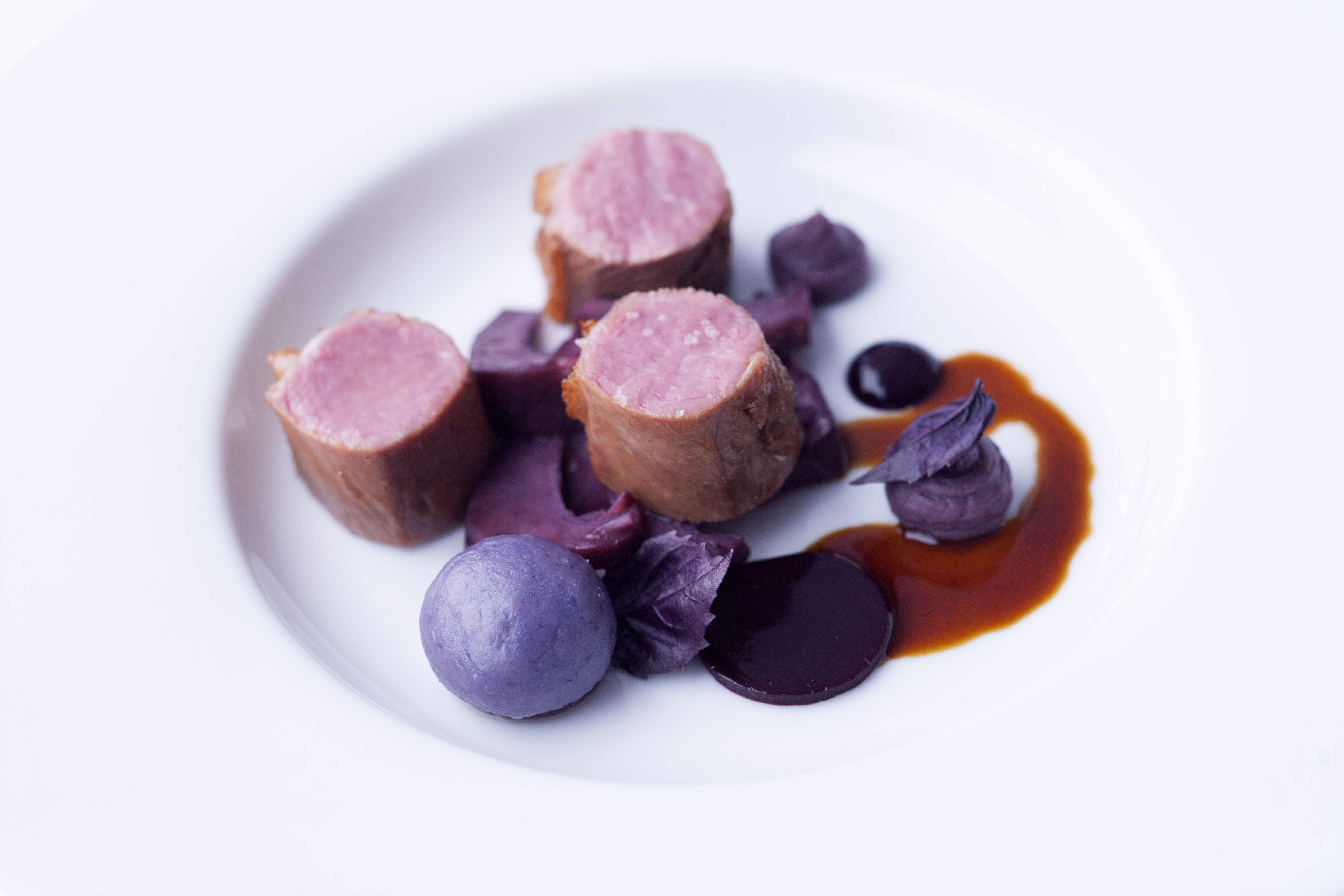 Mäh, Lämmeli, mäh. Tanja Grandits kocht im Stucki auch Fleisch. Berglamm mit Veilchenlack, Wacholder-Gnocchi und Cassis-Artischocken.