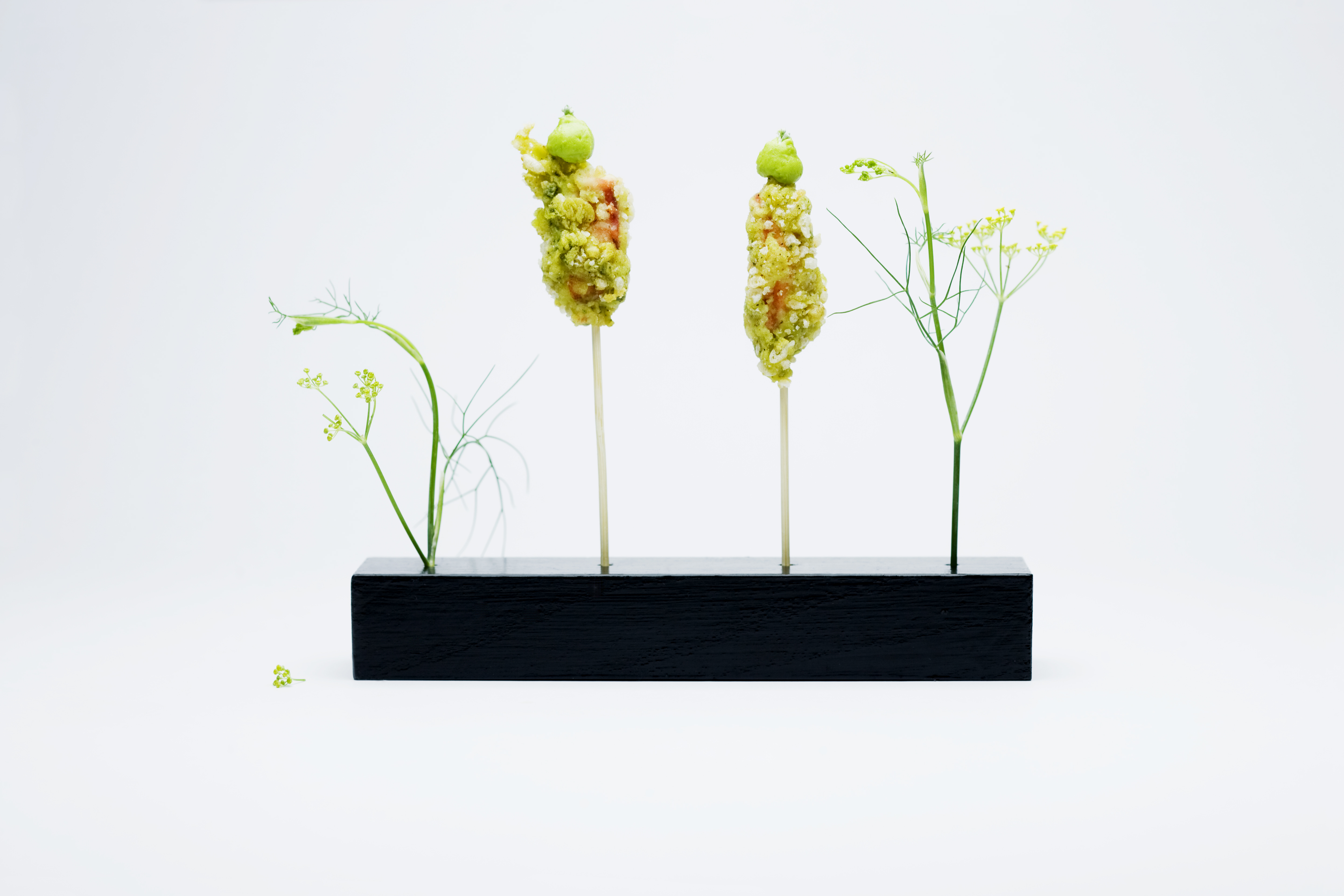 Installation mit Nährwert: Hummer-Fenchel-Blüten-Tempura mit Avocado-Sencha-Creme.