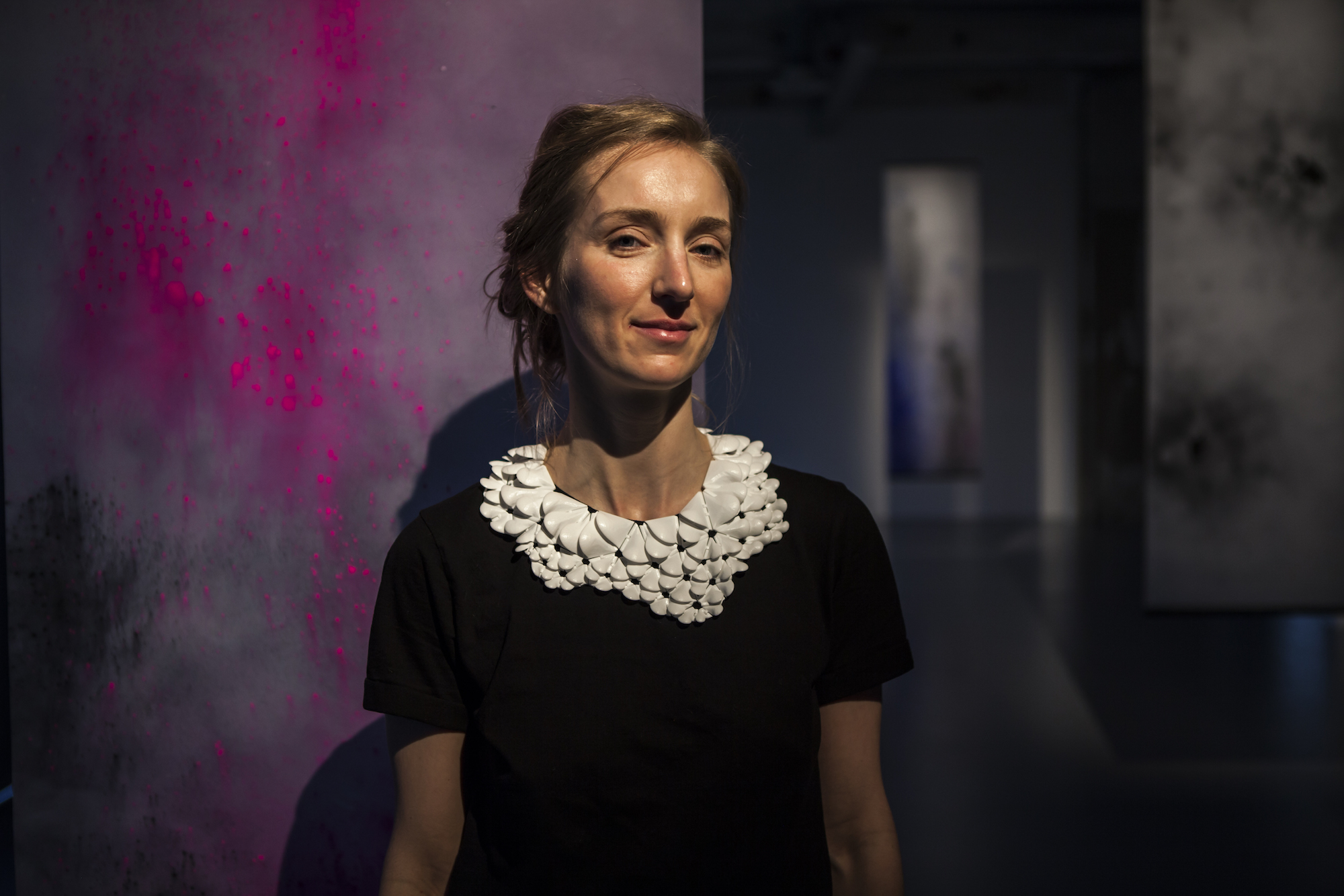 Die Künstlerin, die Drohnen für sich malen lässt: Addie Wagenknecht vor einem Drohnen-Action Painting.