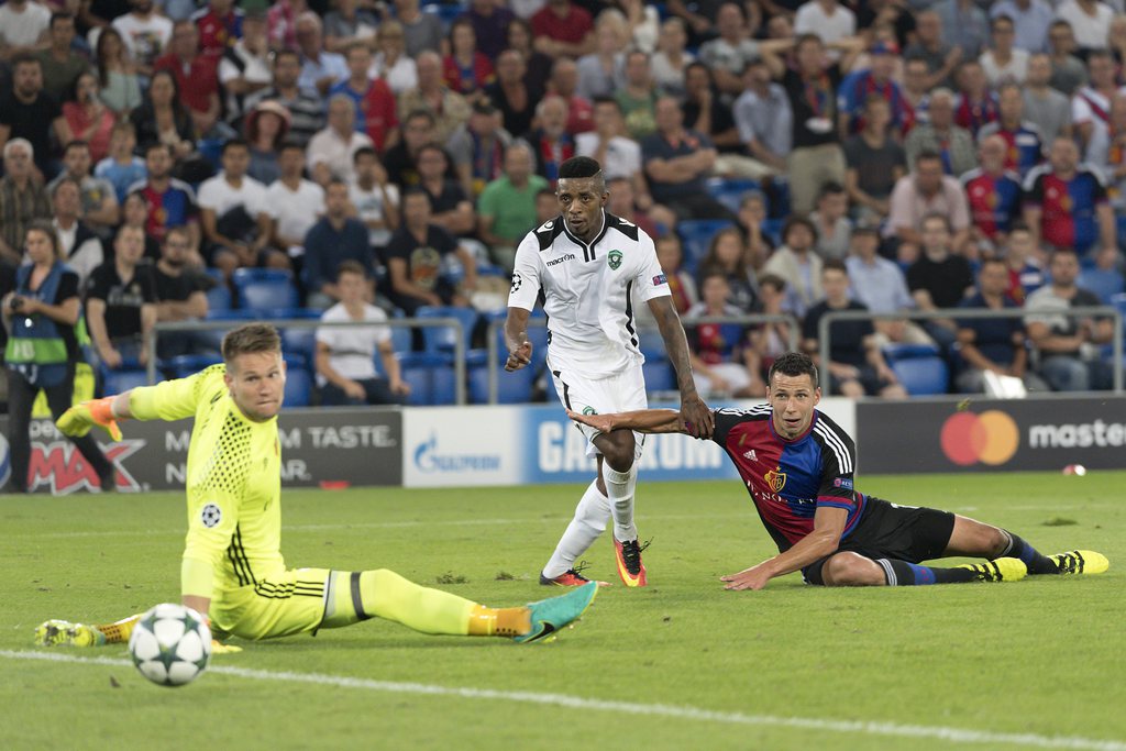 epa05538337 Ludogorets' Jonathan Cafu (C) scores against Basel's goalkeeper Tomas Vaclik (L) during the UEFA Champions League Group A soccer match between FC Basel 1893 and PFC Ludogorets Razgrad at the St. Jakob-Park stadium in Basel, Switzerland, 13 September 2016. EPA/GEORGIOS KEFALAS